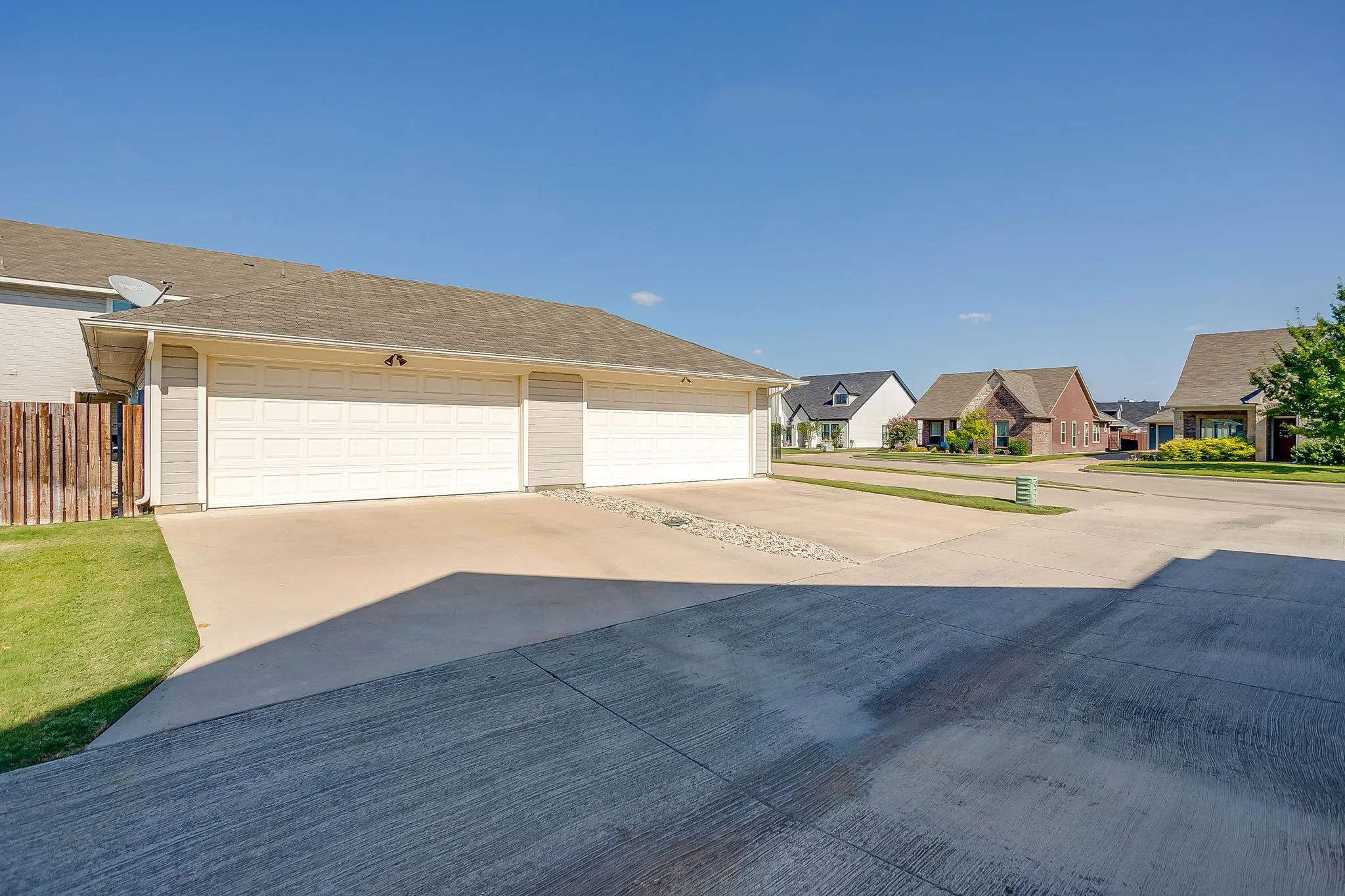 Single Family Residence For Sale in Johnson County , 464 Pine Street, Burleson, Texas 76028, 3 Bedroom, 3 Bathroom, 2 Garage spaces, 1,571 Sqft, built in 2019, mls#21299857, Real Estate Agent in Burleson, Homes For Sale in Johnson county, Homes For Sale in Burleson, Realtor in Burleson Texas, Real Estate Brokerage Independent Realty Texas, Luminita Cordes Realtor