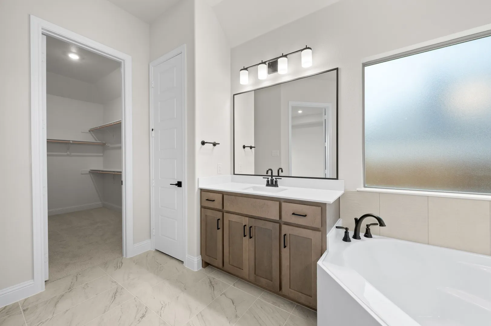 DFW-Myrtle Creek-Concept 2370-237 Pine Leaf Trail- PrimarySuite-Risewell Homes-4