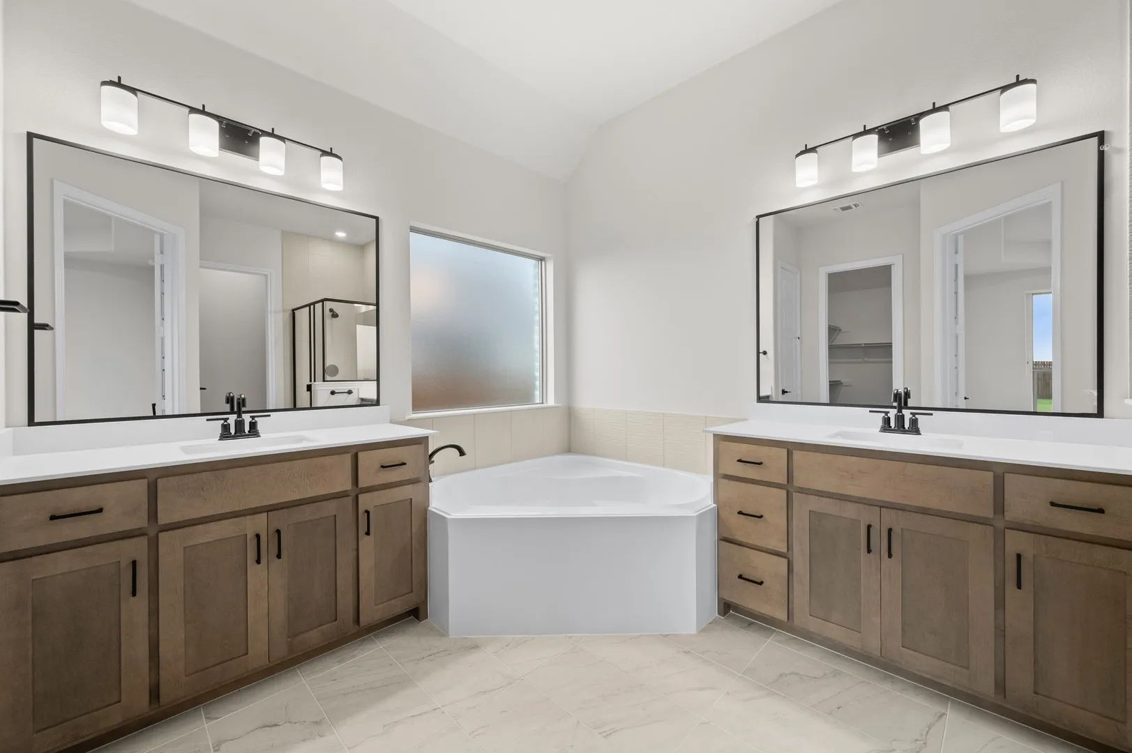DFW-Myrtle Creek-Concept 2370-237 Pine Leaf Trail- PrimarySuite-Risewell Homes-3