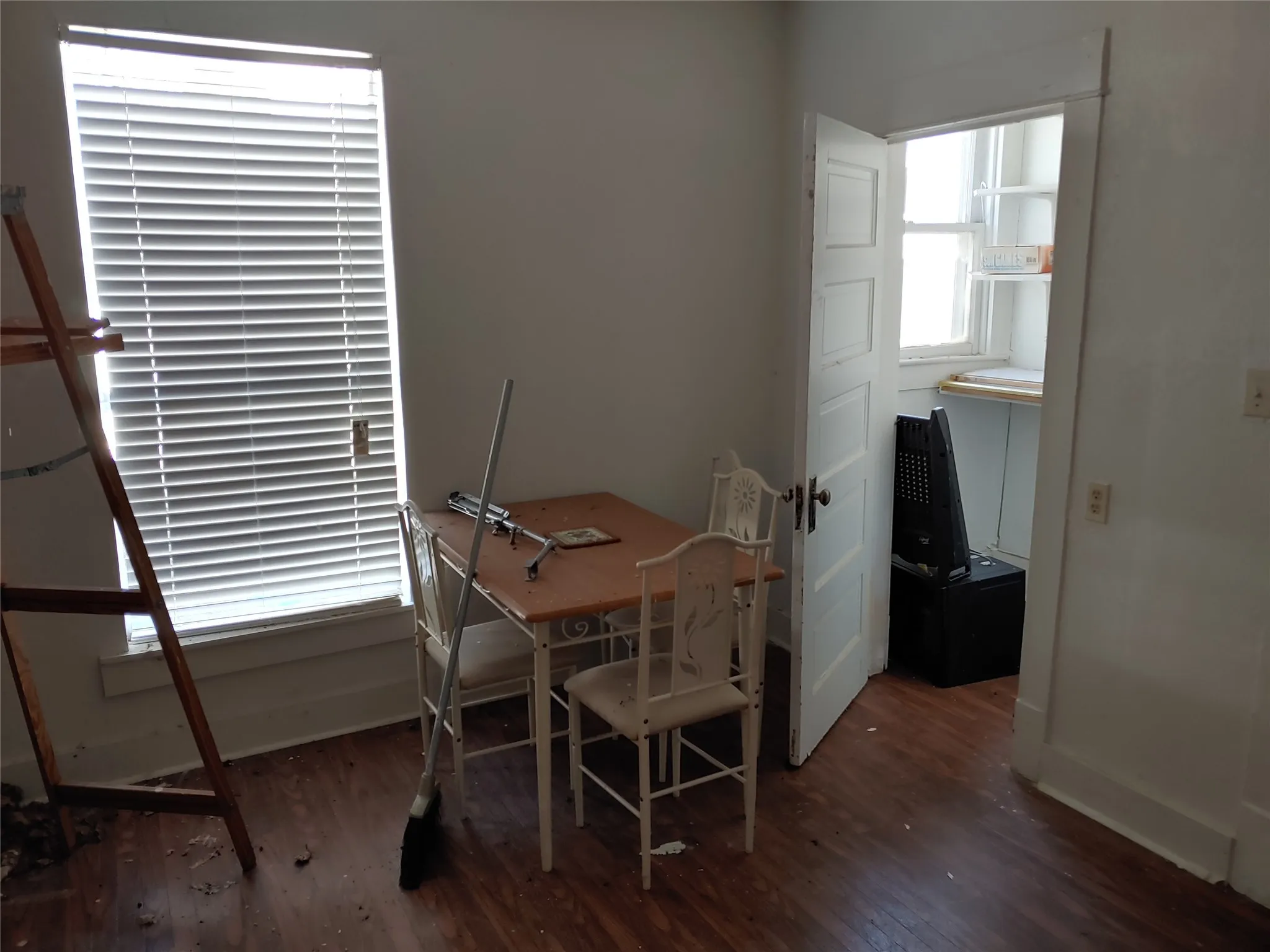 Breakfast area with pantry