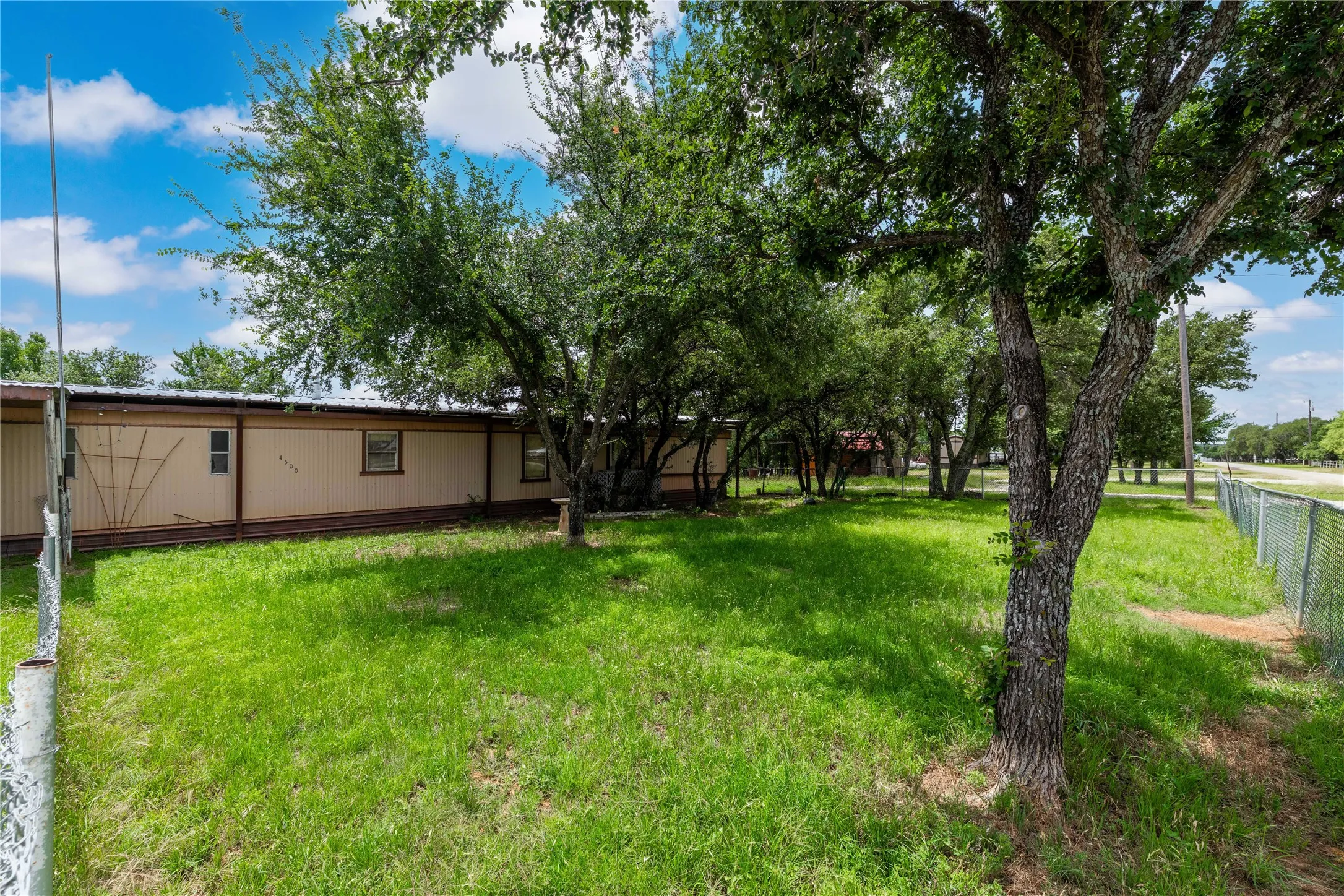 Mobile Home For Sale in Brown County , 4500 Lake Shore Drive, May, Texas 76857, 2 Bedroom, 2 Bathroom, Garage spaces, 1,064 Sqft, built in 1982, mls#21300524, Real Estate Agent in May, Homes For Sale in Brown county, Homes For Sale in May, Realtor in May Texas, Real Estate Brokerage Independent Realty Texas, Luminita Cordes Realtor
