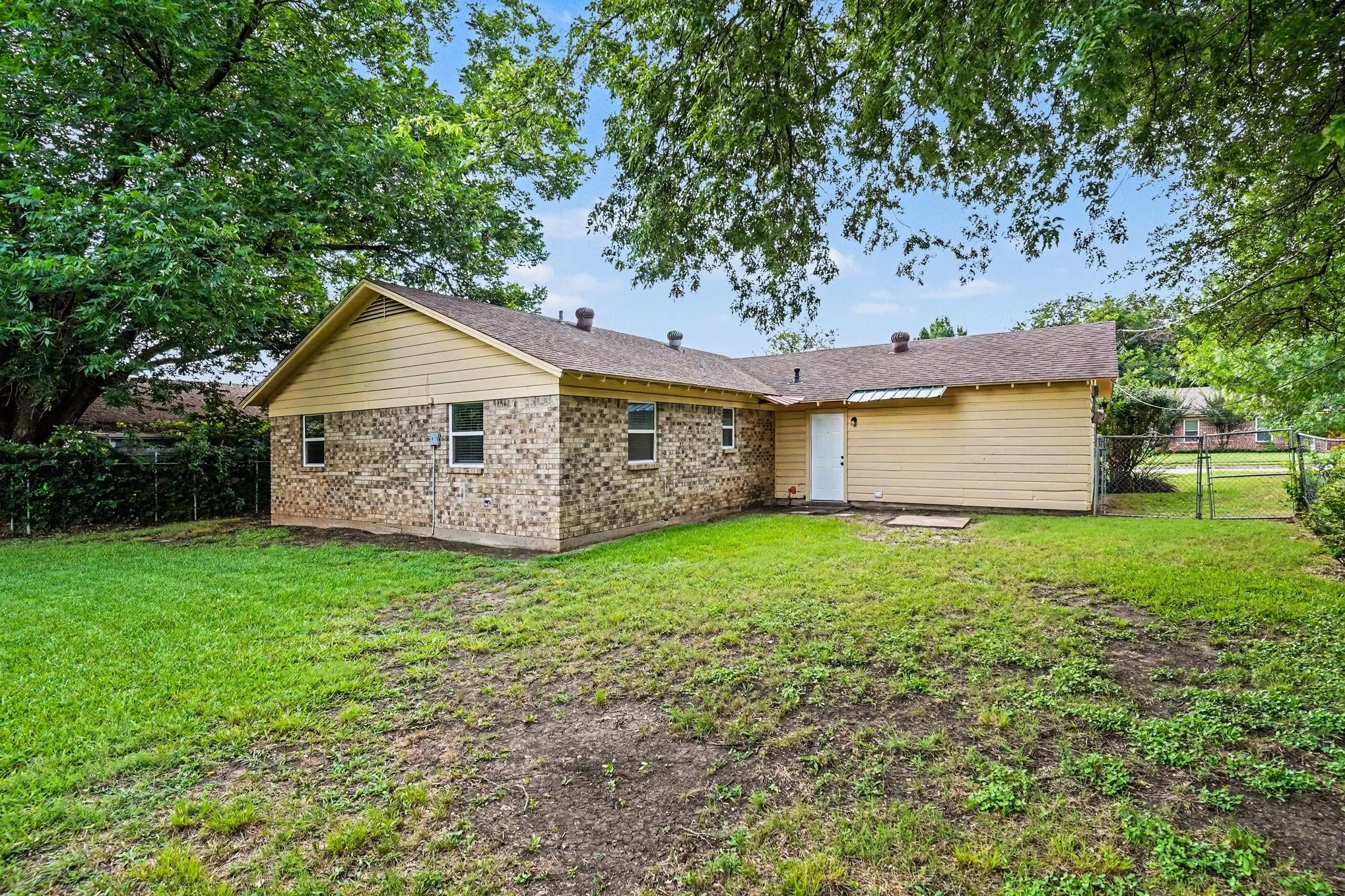 Single Family Residence For Sale in Tarrant County , 809 E Bovell Street, Crowley, Texas 76036, 3 Bedroom, 2 Bathroom, 2 Garage spaces, 1,080 Sqft, built in 1968, mls#21292732, Real Estate Agent in Crowley, Homes For Sale in Tarrant county, Homes For Sale in Crowley, Realtor in Crowley Texas, Real Estate Brokerage Independent Realty Texas, Luminita Cordes Realtor