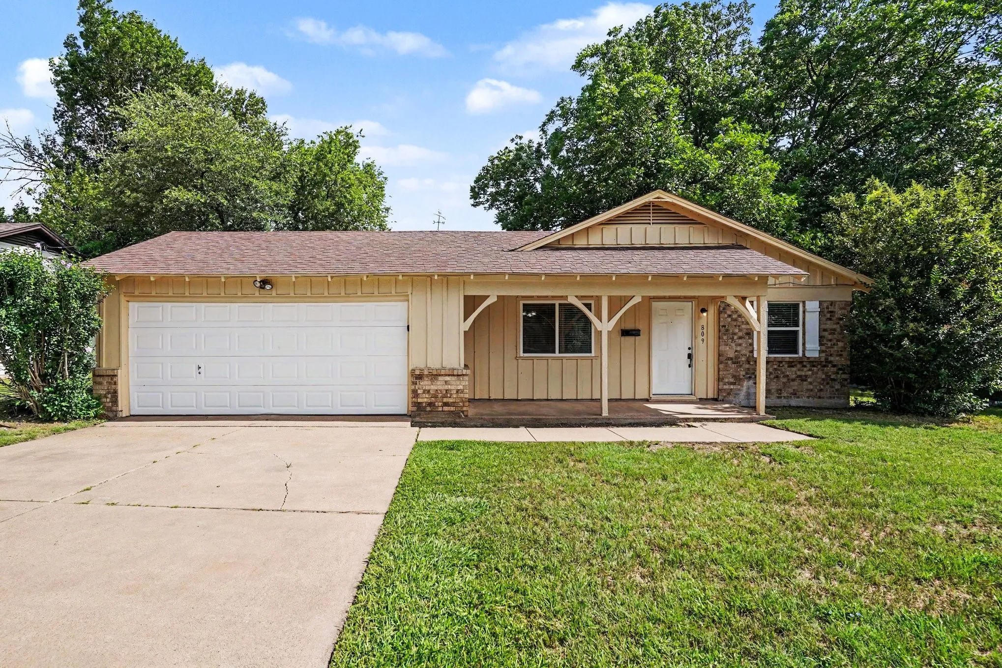 Single Family Residence For Sale in Tarrant County , 809 E Bovell Street, Crowley, Texas 76036, 3 Bedroom, 2 Bathroom, 2 Garage spaces, 1,080 Sqft, built in 1968, mls#21292732, Real Estate Agent in Crowley, Homes For Sale in Tarrant county, Homes For Sale in Crowley, Realtor in Crowley Texas, Real Estate Brokerage Independent Realty Texas, Luminita Cordes Realtor