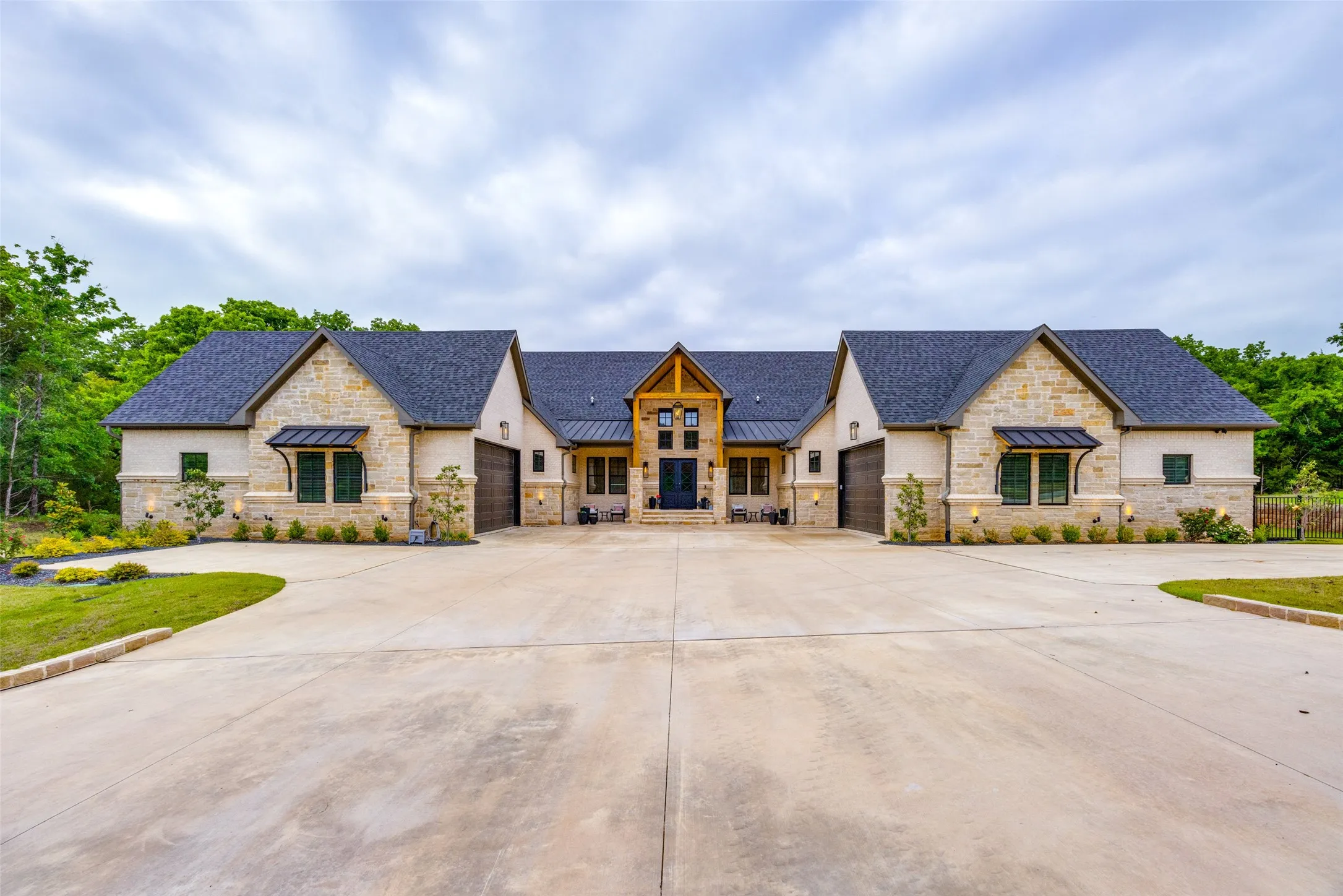 Single Family Residence For Sale in Grayson County , 704 Palisades Drive, Gordonville, Texas 76245, 5 Bedroom, 3 Bathroom, 4 Garage spaces, 4,832 Sqft, built in 2023, mls#21299626, Real Estate Agent in Gordonville, Homes For Sale in Grayson county, Homes For Sale in Gordonville, Realtor in Gordonville Texas, Real Estate Brokerage Independent Realty Texas, Luminita Cordes Realtor