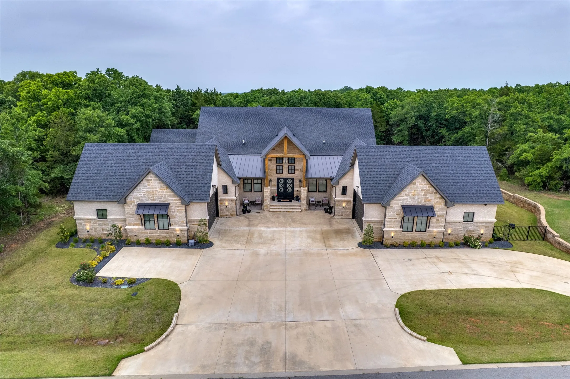 Single Family Residence For Sale in Grayson County , 704 Palisades Drive, Gordonville, Texas 76245, 5 Bedroom, 3 Bathroom, 4 Garage spaces, 4,832 Sqft, built in 2023, mls#21299626, Real Estate Agent in Gordonville, Homes For Sale in Grayson county, Homes For Sale in Gordonville, Realtor in Gordonville Texas, Real Estate Brokerage Independent Realty Texas, Luminita Cordes Realtor