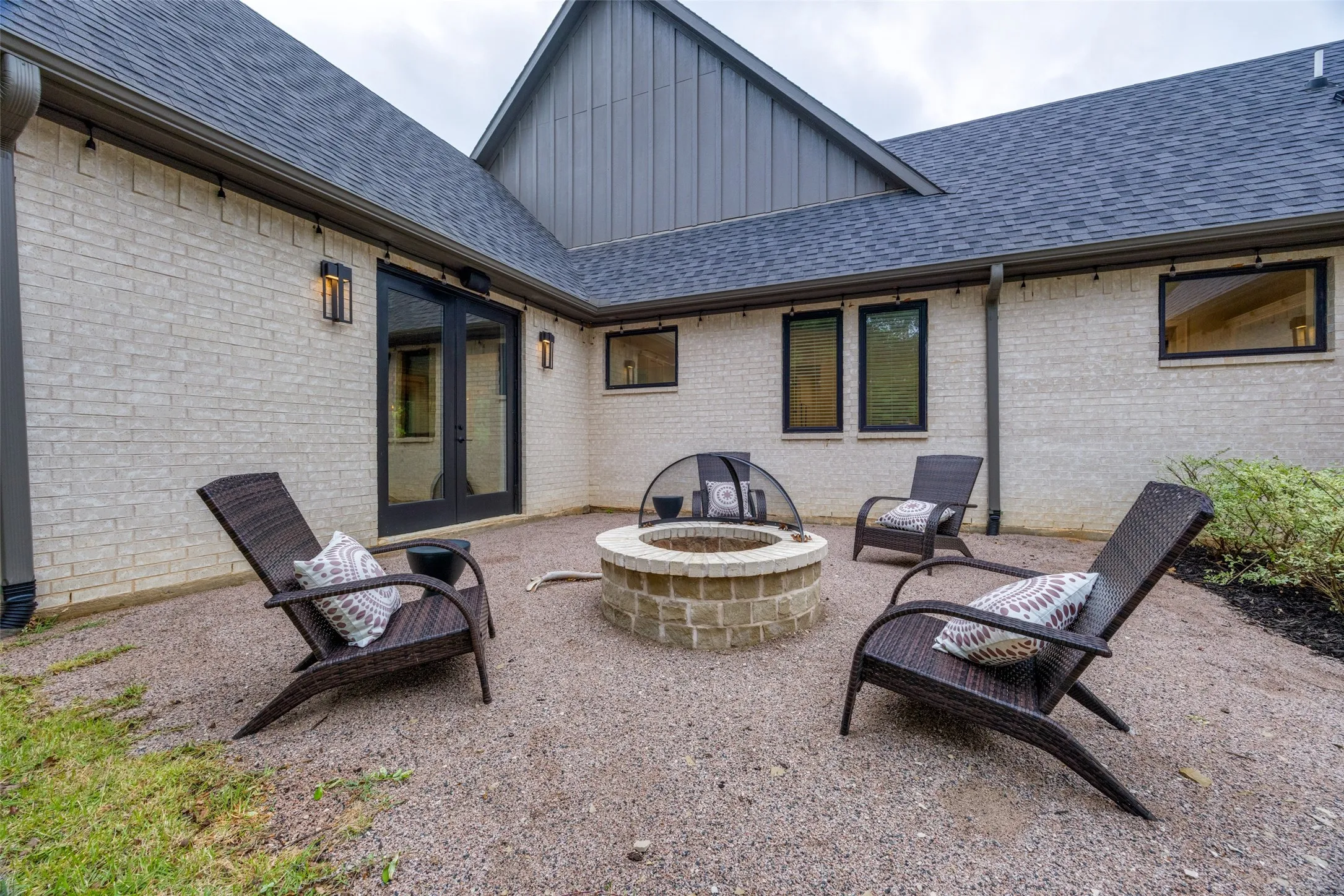 Single Family Residence For Sale in Grayson County , 704 Palisades Drive, Gordonville, Texas 76245, 5 Bedroom, 3 Bathroom, 4 Garage spaces, 4,832 Sqft, built in 2023, mls#21299626, Real Estate Agent in Gordonville, Homes For Sale in Grayson county, Homes For Sale in Gordonville, Realtor in Gordonville Texas, Real Estate Brokerage Independent Realty Texas, Luminita Cordes Realtor