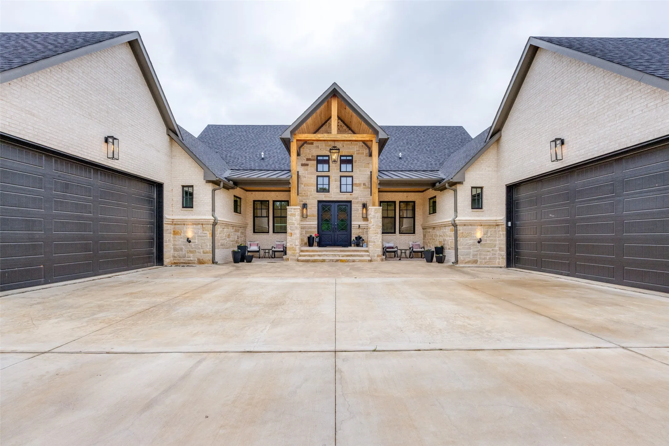 Single Family Residence For Sale in Grayson County , 704 Palisades Drive, Gordonville, Texas 76245, 5 Bedroom, 3 Bathroom, 4 Garage spaces, 4,832 Sqft, built in 2023, mls#21299626, Real Estate Agent in Gordonville, Homes For Sale in Grayson county, Homes For Sale in Gordonville, Realtor in Gordonville Texas, Real Estate Brokerage Independent Realty Texas, Luminita Cordes Realtor