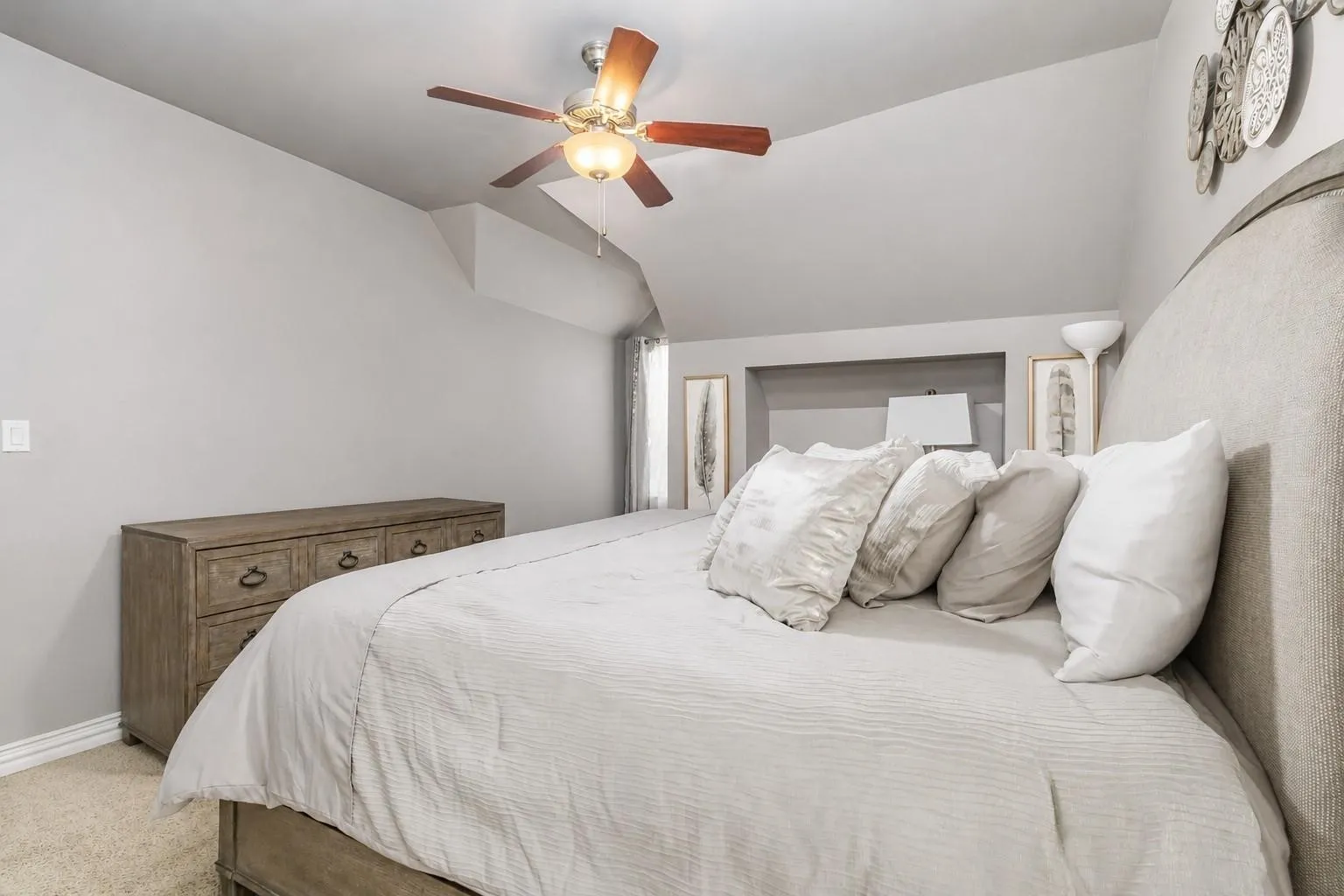 Secondary bedroom w/ ensuite bathroom