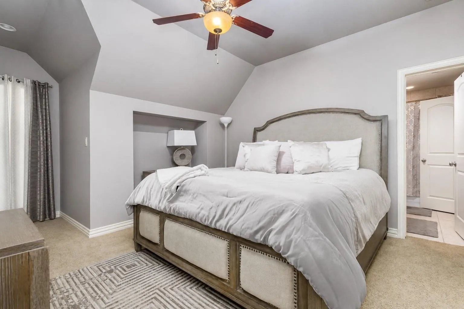 Secondary bedroom w/ ensuite bathroom