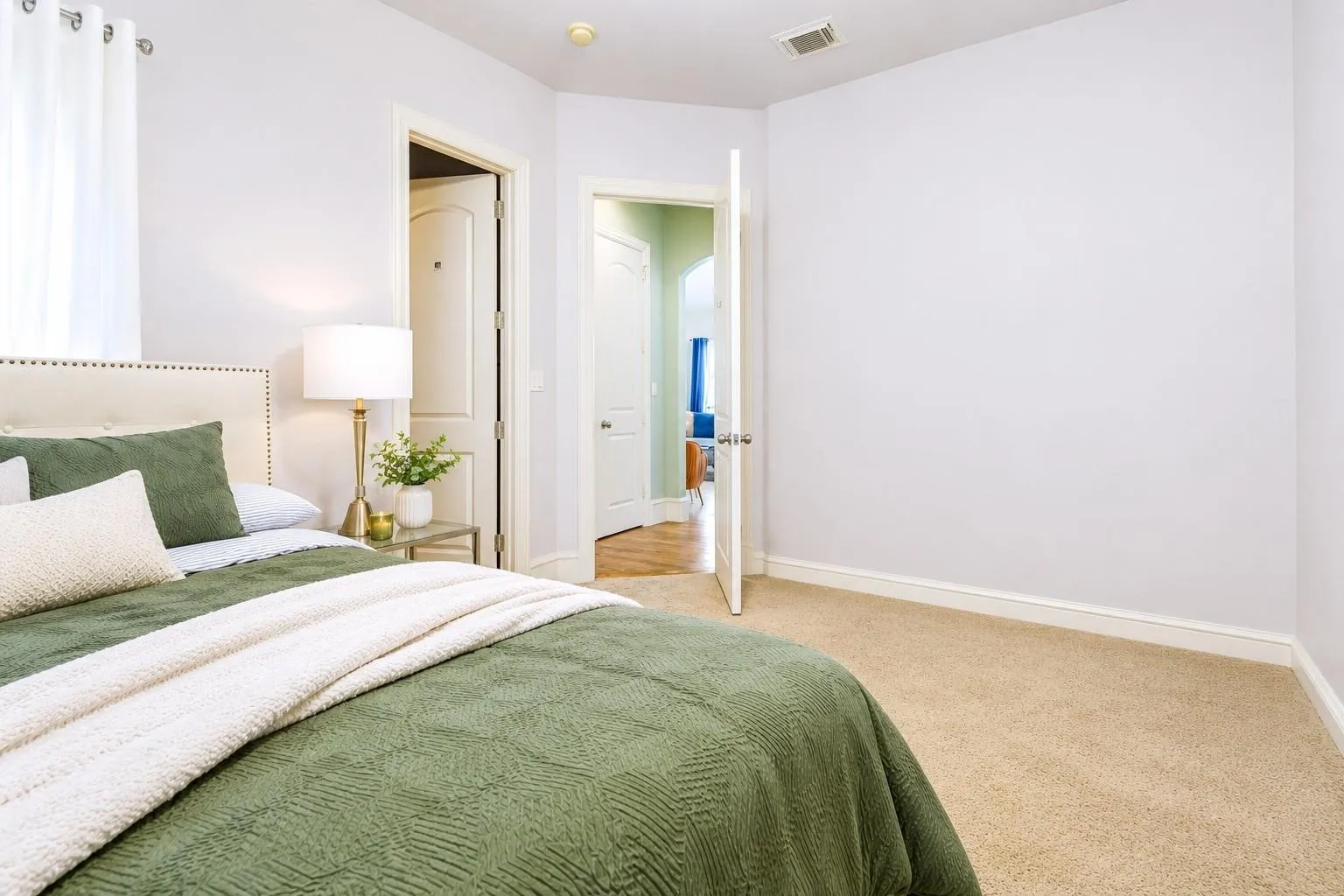 Bedroom w/ ensuite bathroom