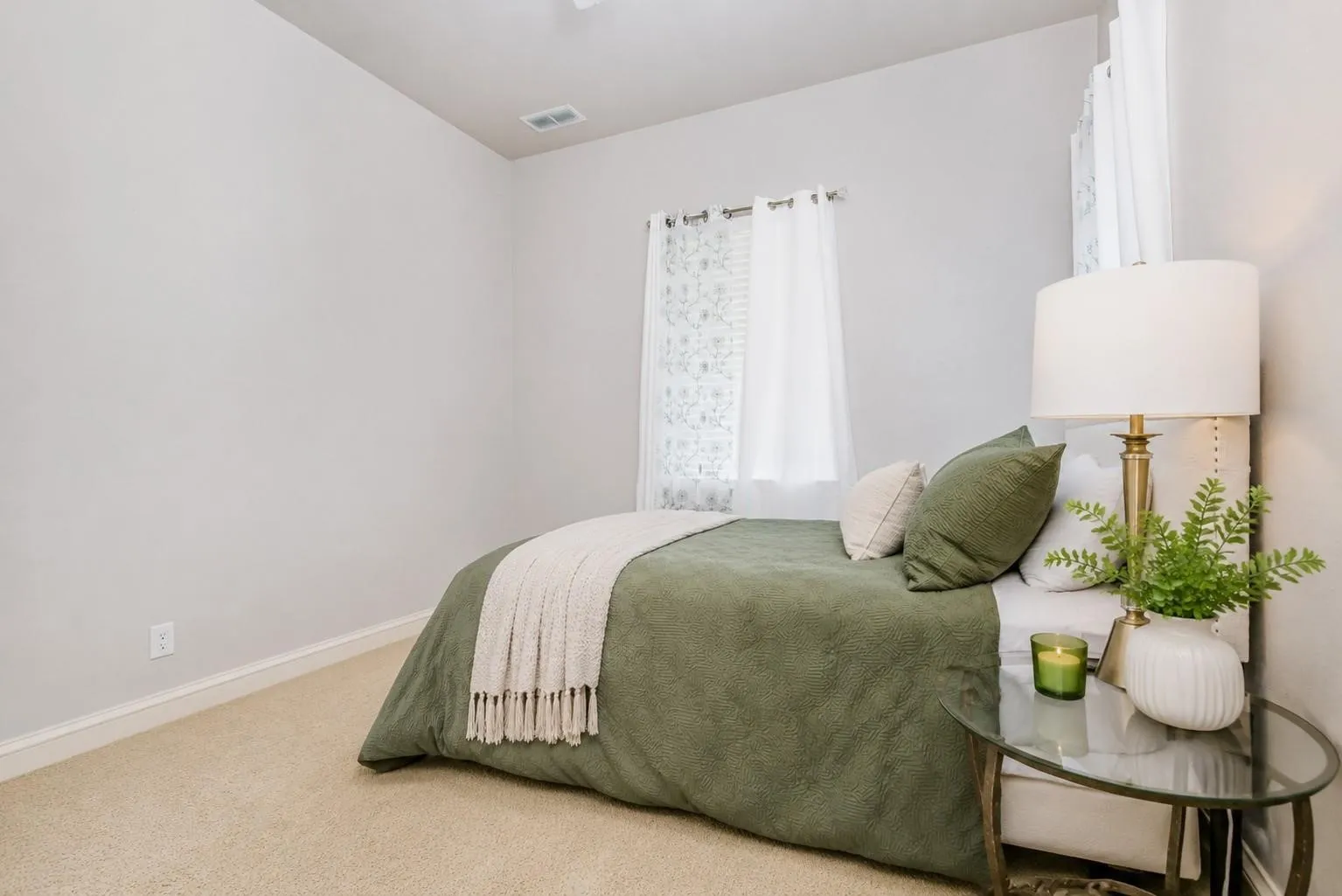 Bedroom w/ ensuite bathroom