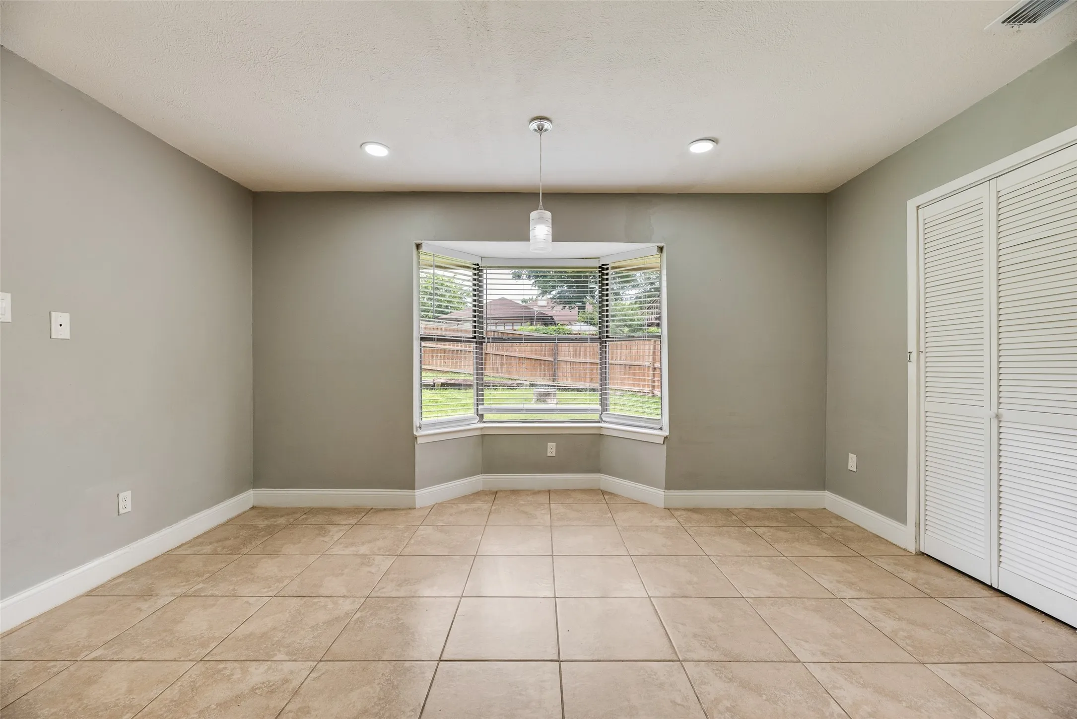 Single Family Residence For Rent in Denton County , 1732 Delaford Court, Carrollton, Texas 75007, 3 Bedroom, 2 Bathroom, 2 Garage spaces, 1,554 Sqft, built in 1983, mls#21300957, Real Estate Agent in Carrollton, Homes For Rent in Denton county, Homes For Rent in Carrollton, Realtor in Carrollton Texas, Real Estate Brokerage Independent Realty Texas, Luminita Cordes Realtor