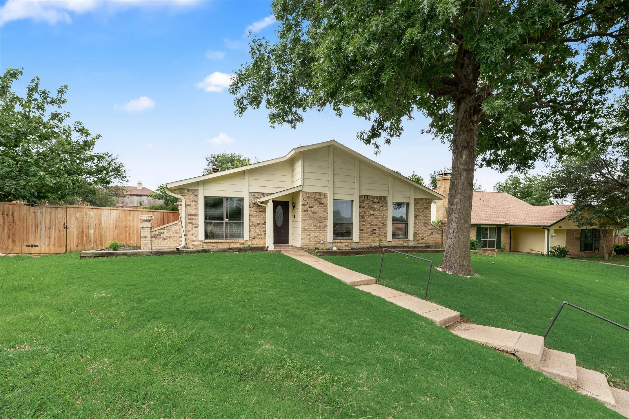 Single Family Residence For Rent in Denton County , 1732 Delaford Court, Carrollton, Texas 75007, 3 Bedroom, 2 Bathroom, 2 Garage spaces, 1,554 Sqft, built in 1983, mls#21300957, Real Estate Agent in Carrollton, Homes For Rent in Denton county, Homes For Rent in Carrollton, Realtor in Carrollton Texas, Real Estate Brokerage Independent Realty Texas, Luminita Cordes Realtor