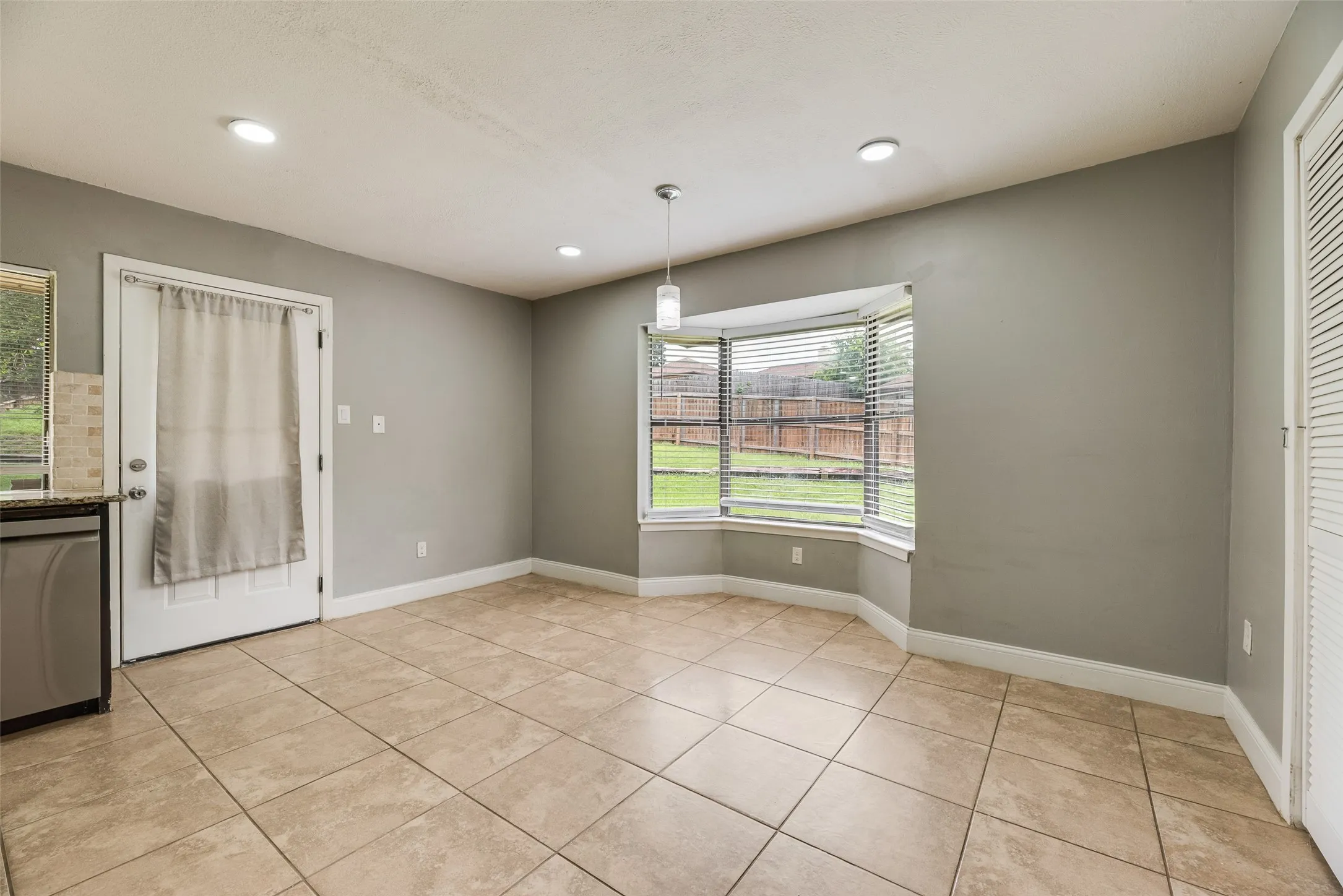Single Family Residence For Rent in Denton County , 1732 Delaford Court, Carrollton, Texas 75007, 3 Bedroom, 2 Bathroom, 2 Garage spaces, 1,554 Sqft, built in 1983, mls#21300957, Real Estate Agent in Carrollton, Homes For Rent in Denton county, Homes For Rent in Carrollton, Realtor in Carrollton Texas, Real Estate Brokerage Independent Realty Texas, Luminita Cordes Realtor
