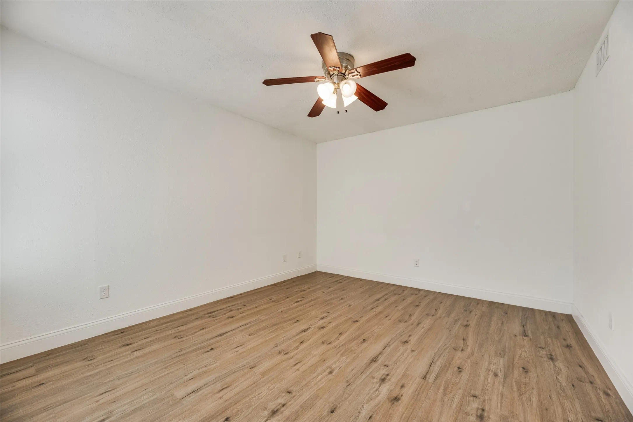 Single Family Residence For Rent in Denton County , 1732 Delaford Court, Carrollton, Texas 75007, 3 Bedroom, 2 Bathroom, 2 Garage spaces, 1,554 Sqft, built in 1983, mls#21300957, Real Estate Agent in Carrollton, Homes For Rent in Denton county, Homes For Rent in Carrollton, Realtor in Carrollton Texas, Real Estate Brokerage Independent Realty Texas, Luminita Cordes Realtor
