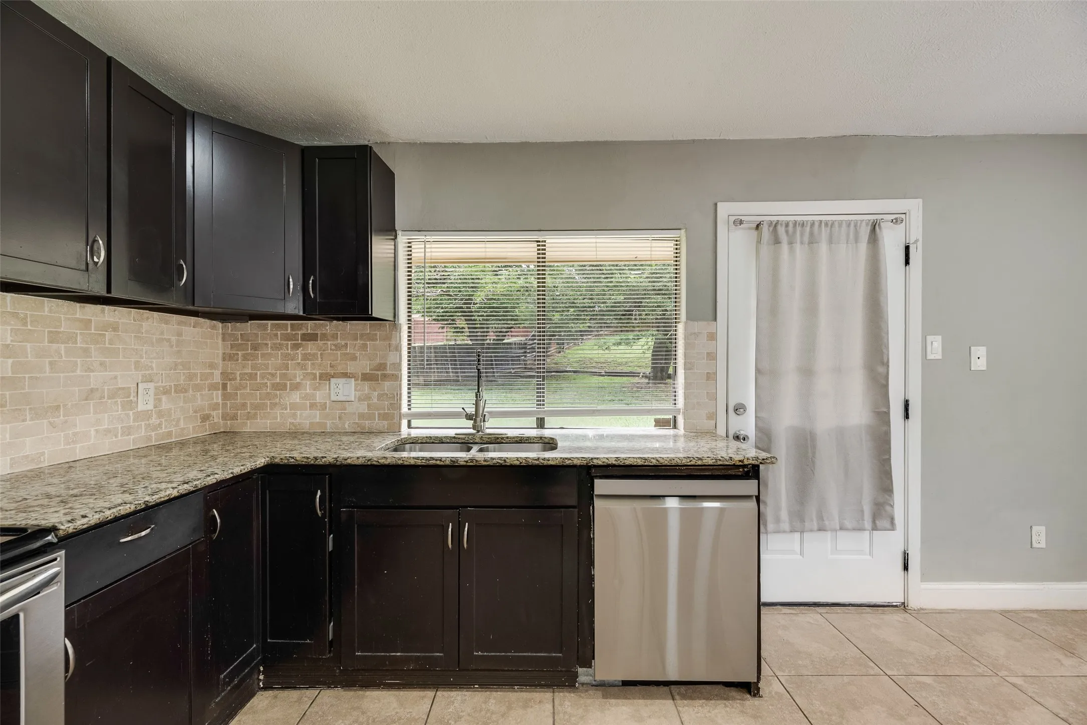 Single Family Residence For Rent in Denton County , 1732 Delaford Court, Carrollton, Texas 75007, 3 Bedroom, 2 Bathroom, 2 Garage spaces, 1,554 Sqft, built in 1983, mls#21300957, Real Estate Agent in Carrollton, Homes For Rent in Denton county, Homes For Rent in Carrollton, Realtor in Carrollton Texas, Real Estate Brokerage Independent Realty Texas, Luminita Cordes Realtor