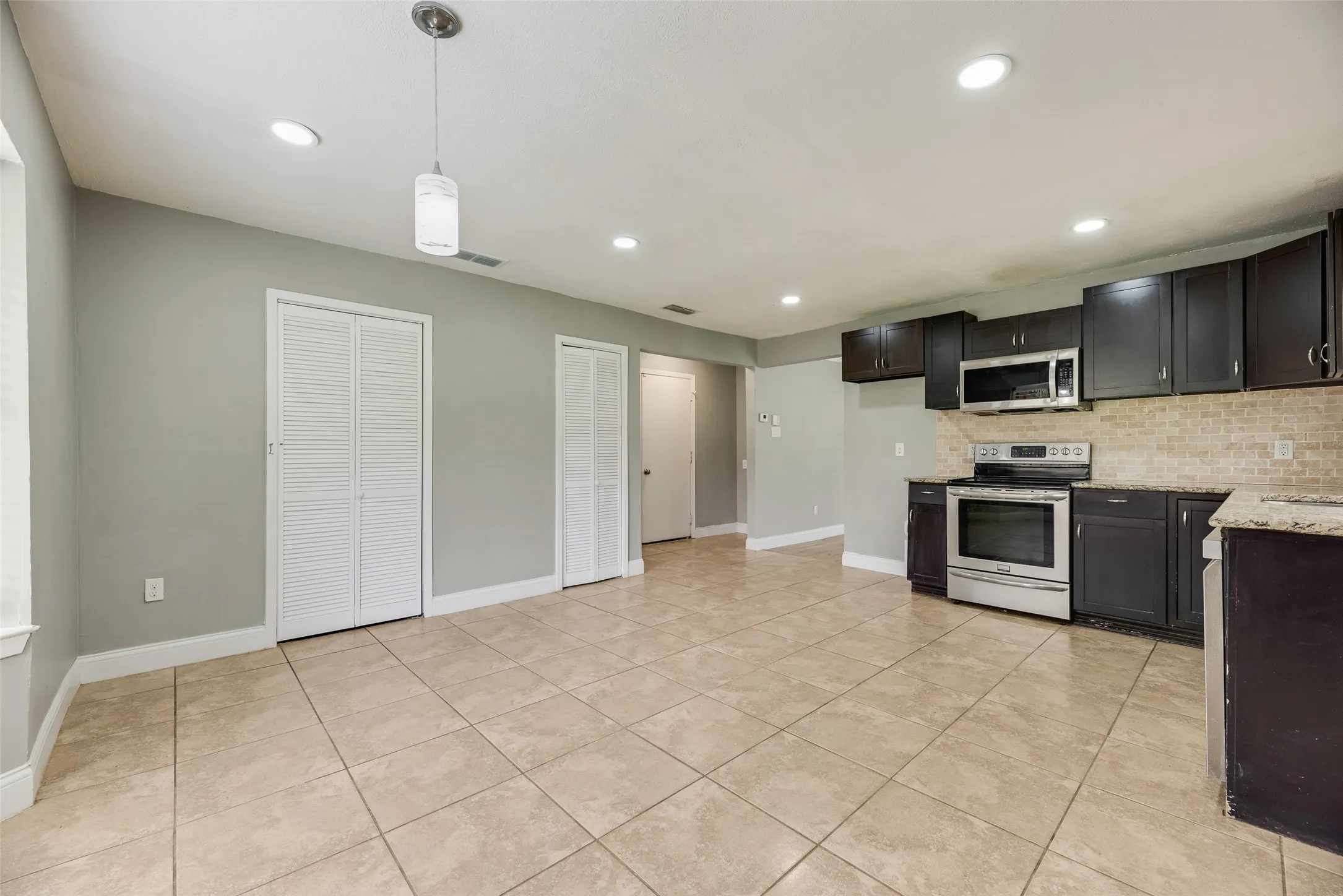Single Family Residence For Rent in Denton County , 1732 Delaford Court, Carrollton, Texas 75007, 3 Bedroom, 2 Bathroom, 2 Garage spaces, 1,554 Sqft, built in 1983, mls#21300957, Real Estate Agent in Carrollton, Homes For Rent in Denton county, Homes For Rent in Carrollton, Realtor in Carrollton Texas, Real Estate Brokerage Independent Realty Texas, Luminita Cordes Realtor