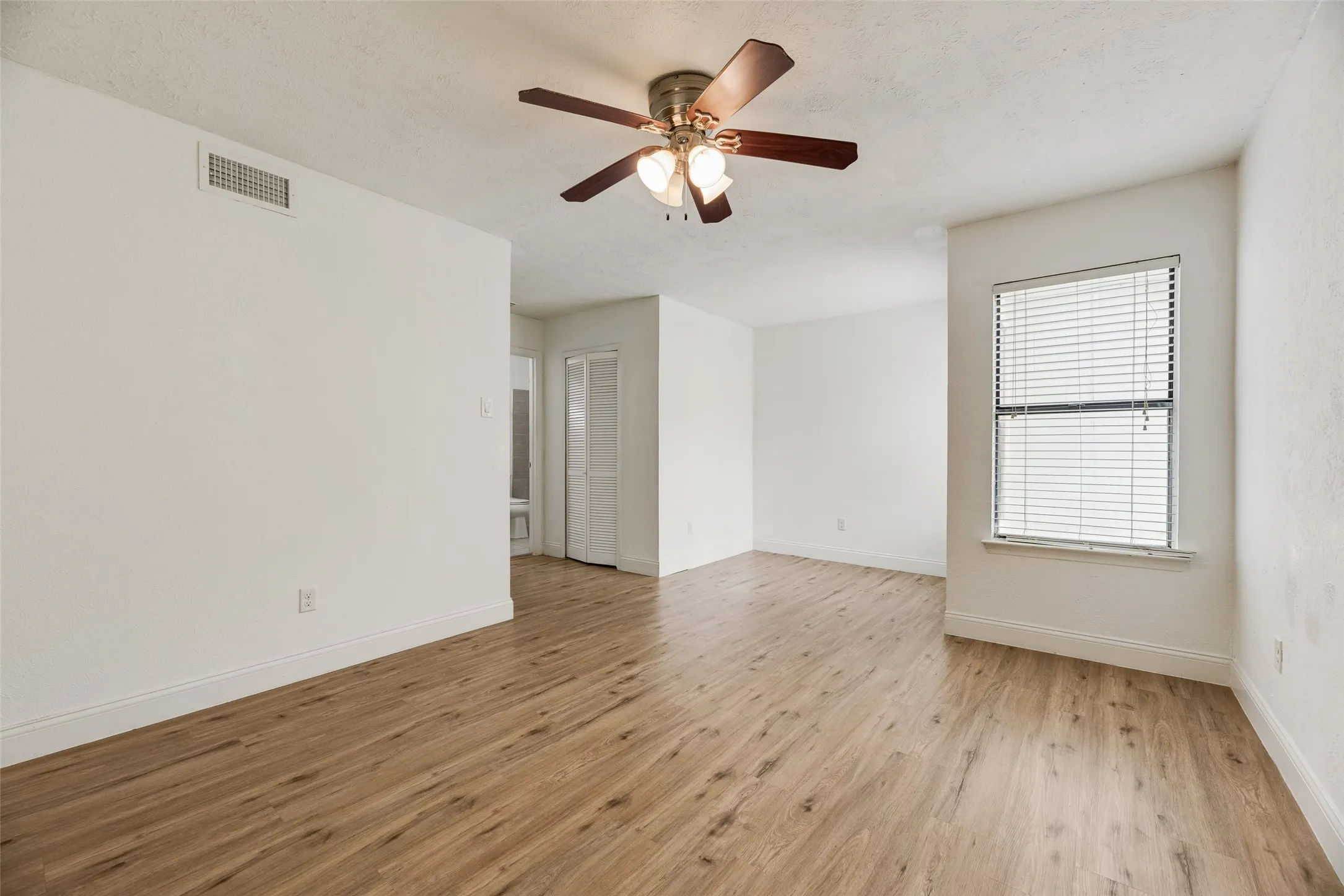Single Family Residence For Rent in Denton County , 1732 Delaford Court, Carrollton, Texas 75007, 3 Bedroom, 2 Bathroom, 2 Garage spaces, 1,554 Sqft, built in 1983, mls#21300957, Real Estate Agent in Carrollton, Homes For Rent in Denton county, Homes For Rent in Carrollton, Realtor in Carrollton Texas, Real Estate Brokerage Independent Realty Texas, Luminita Cordes Realtor