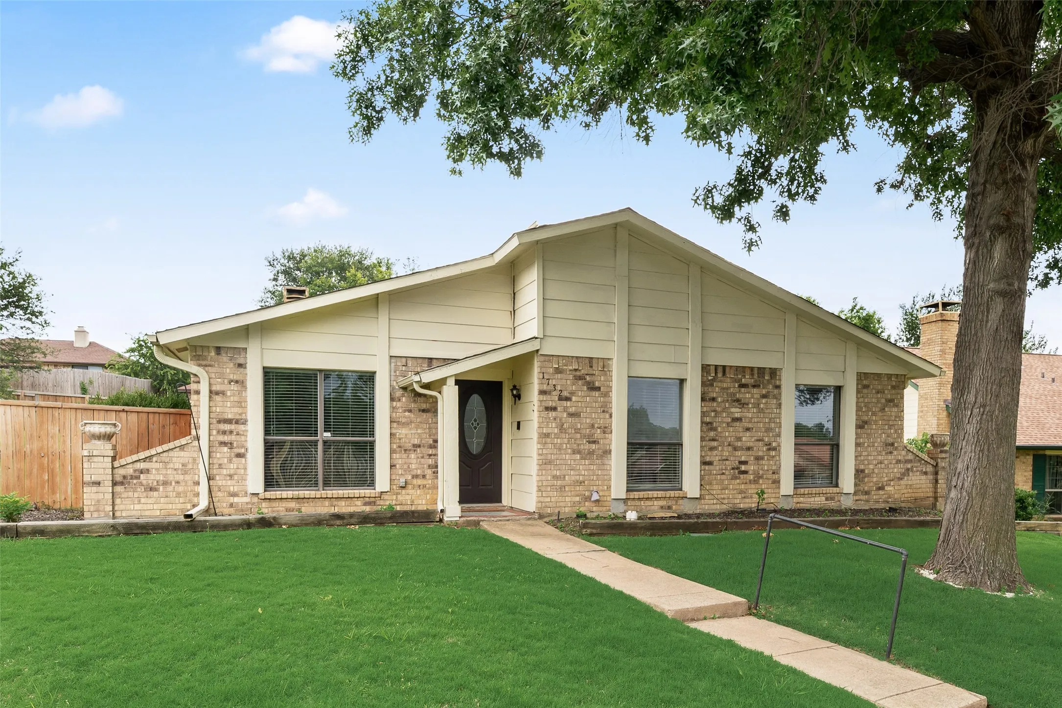 Single Family Residence For Rent in Denton County , 1732 Delaford Court, Carrollton, Texas 75007, 3 Bedroom, 2 Bathroom, 2 Garage spaces, 1,554 Sqft, built in 1983, mls#21300957, Real Estate Agent in Carrollton, Homes For Rent in Denton county, Homes For Rent in Carrollton, Realtor in Carrollton Texas, Real Estate Brokerage Independent Realty Texas, Luminita Cordes Realtor