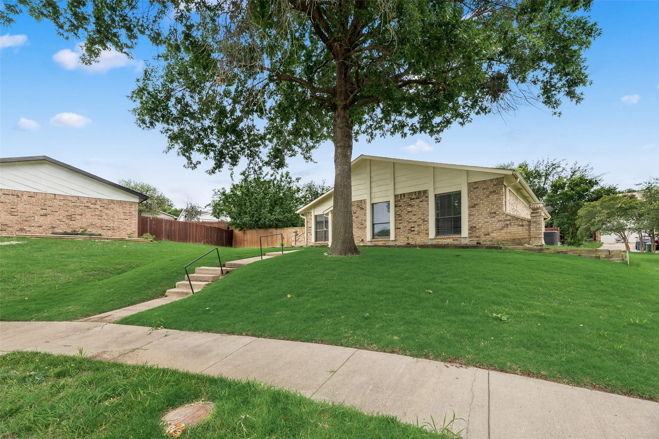 Single Family Residence For Rent in Denton County , 1732 Delaford Court, Carrollton, Texas 75007, 3 Bedroom, 2 Bathroom, 2 Garage spaces, 1,554 Sqft, built in 1983, mls#21300957, Real Estate Agent in Carrollton, Homes For Rent in Denton county, Homes For Rent in Carrollton, Realtor in Carrollton Texas, Real Estate Brokerage Independent Realty Texas, Luminita Cordes Realtor