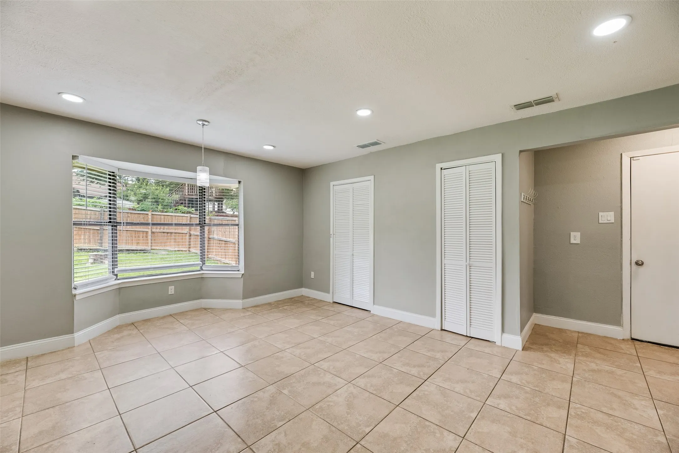 Single Family Residence For Rent in Denton County , 1732 Delaford Court, Carrollton, Texas 75007, 3 Bedroom, 2 Bathroom, 2 Garage spaces, 1,554 Sqft, built in 1983, mls#21300957, Real Estate Agent in Carrollton, Homes For Rent in Denton county, Homes For Rent in Carrollton, Realtor in Carrollton Texas, Real Estate Brokerage Independent Realty Texas, Luminita Cordes Realtor