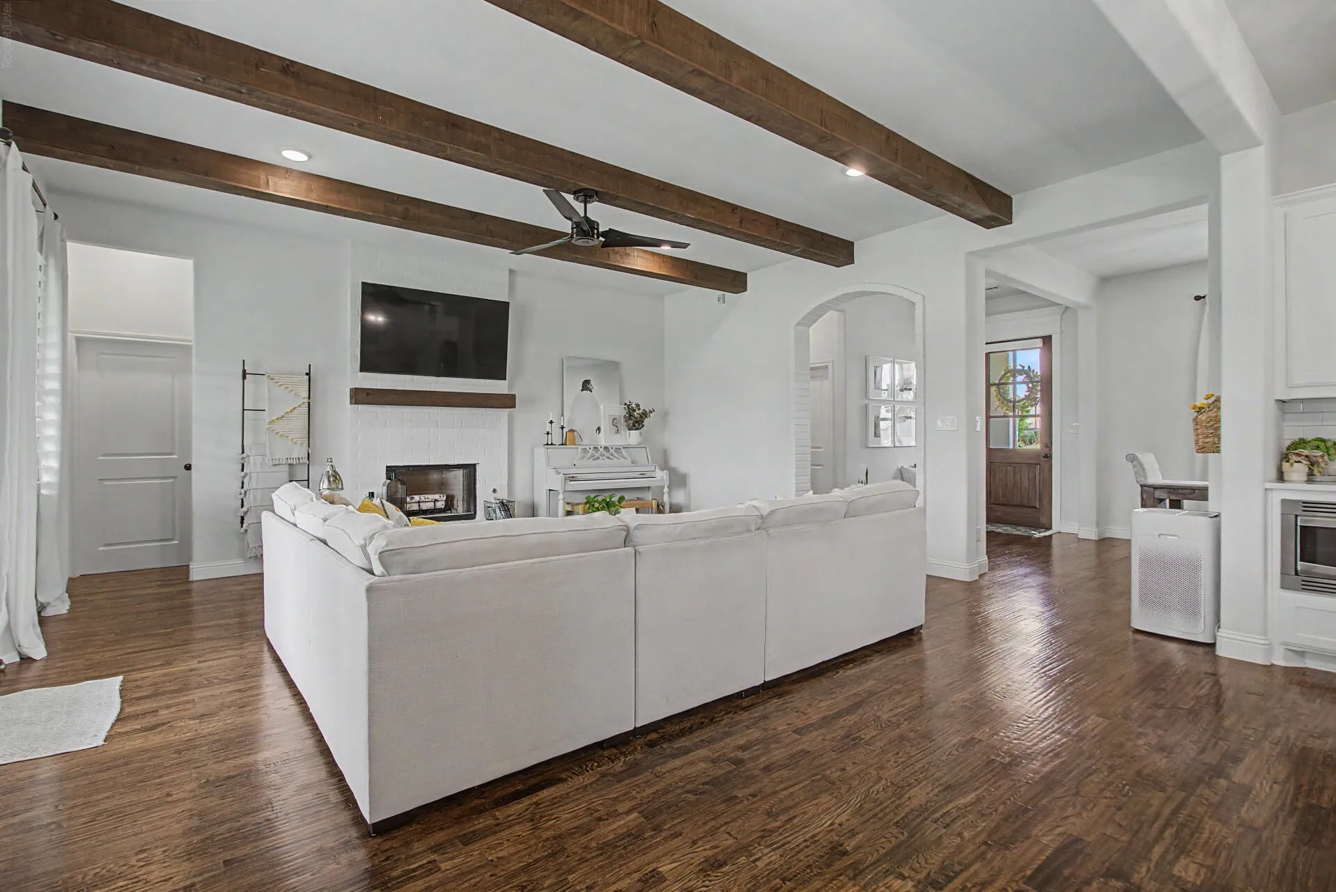 Single Family Residence For Sale in Denton County , 1401 Oliver Creek Lane, Justin, Texas 76247, 4 Bedroom, 3 Bathroom, 3 Garage spaces, 2,799 Sqft, built in 2019, mls#21300955, Real Estate Agent in Justin, Homes For Sale in Denton county, Homes For Sale in Justin, Realtor in Justin Texas, Real Estate Brokerage Independent Realty Texas, Luminita Cordes Realtor