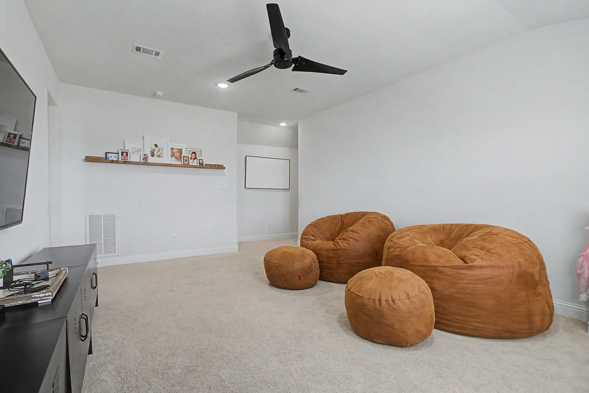 Single Family Residence For Sale in Denton County , 1401 Oliver Creek Lane, Justin, Texas 76247, 4 Bedroom, 3 Bathroom, 3 Garage spaces, 2,799 Sqft, built in 2019, mls#21300955, Real Estate Agent in Justin, Homes For Sale in Denton county, Homes For Sale in Justin, Realtor in Justin Texas, Real Estate Brokerage Independent Realty Texas, Luminita Cordes Realtor