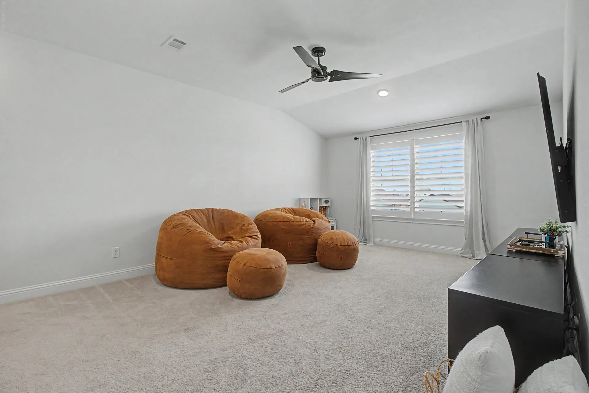 Single Family Residence For Sale in Denton County , 1401 Oliver Creek Lane, Justin, Texas 76247, 4 Bedroom, 3 Bathroom, 3 Garage spaces, 2,799 Sqft, built in 2019, mls#21300955, Real Estate Agent in Justin, Homes For Sale in Denton county, Homes For Sale in Justin, Realtor in Justin Texas, Real Estate Brokerage Independent Realty Texas, Luminita Cordes Realtor