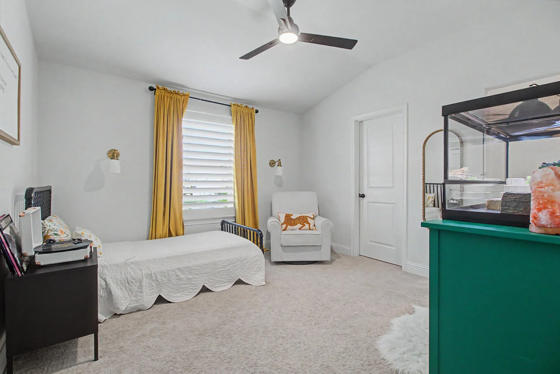 Single Family Residence For Sale in Denton County , 1401 Oliver Creek Lane, Justin, Texas 76247, 4 Bedroom, 3 Bathroom, 3 Garage spaces, 2,799 Sqft, built in 2019, mls#21300955, Real Estate Agent in Justin, Homes For Sale in Denton county, Homes For Sale in Justin, Realtor in Justin Texas, Real Estate Brokerage Independent Realty Texas, Luminita Cordes Realtor