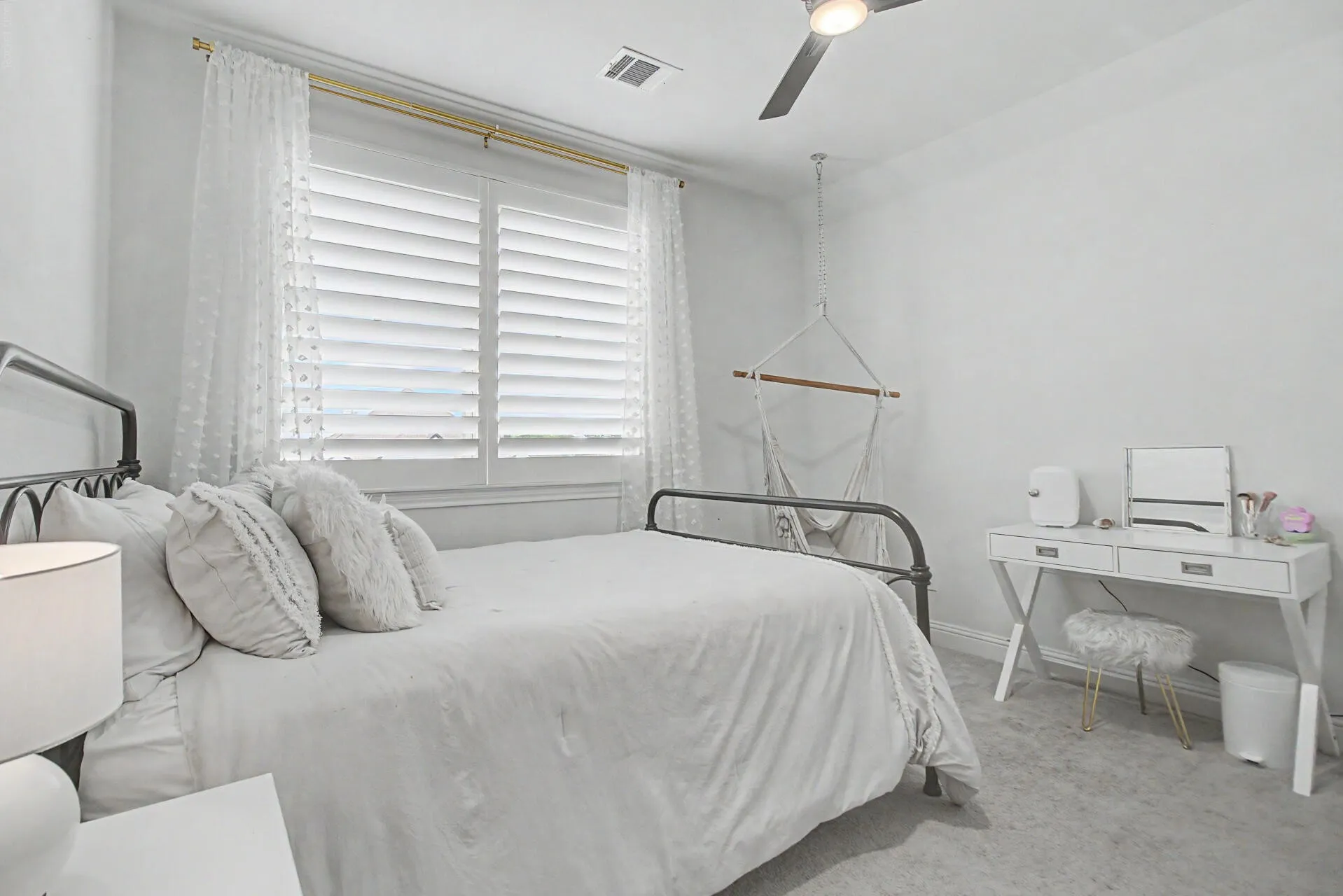 Single Family Residence For Sale in Denton County , 1401 Oliver Creek Lane, Justin, Texas 76247, 4 Bedroom, 3 Bathroom, 3 Garage spaces, 2,799 Sqft, built in 2019, mls#21300955, Real Estate Agent in Justin, Homes For Sale in Denton county, Homes For Sale in Justin, Realtor in Justin Texas, Real Estate Brokerage Independent Realty Texas, Luminita Cordes Realtor