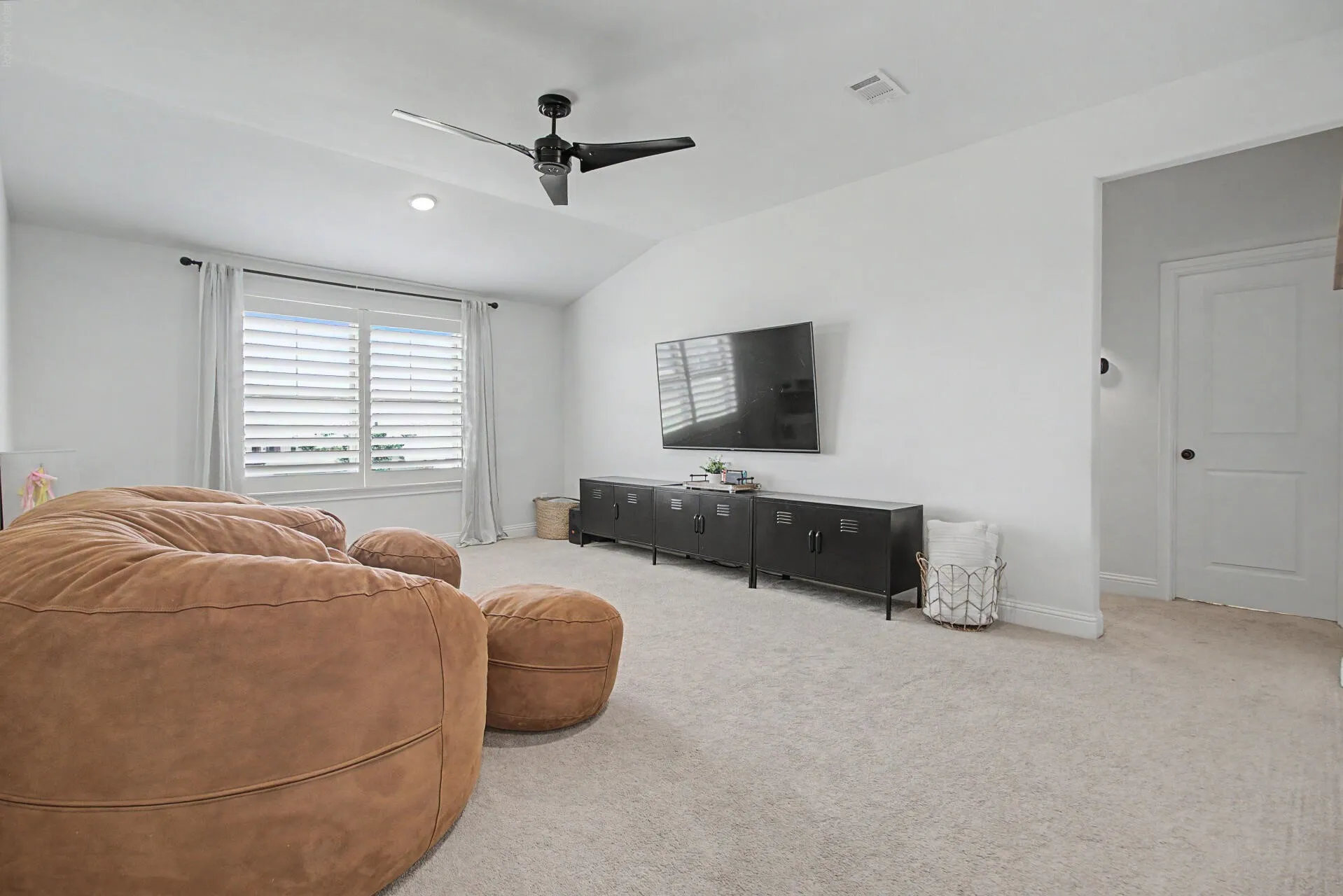 Single Family Residence For Sale in Denton County , 1401 Oliver Creek Lane, Justin, Texas 76247, 4 Bedroom, 3 Bathroom, 3 Garage spaces, 2,799 Sqft, built in 2019, mls#21300955, Real Estate Agent in Justin, Homes For Sale in Denton county, Homes For Sale in Justin, Realtor in Justin Texas, Real Estate Brokerage Independent Realty Texas, Luminita Cordes Realtor