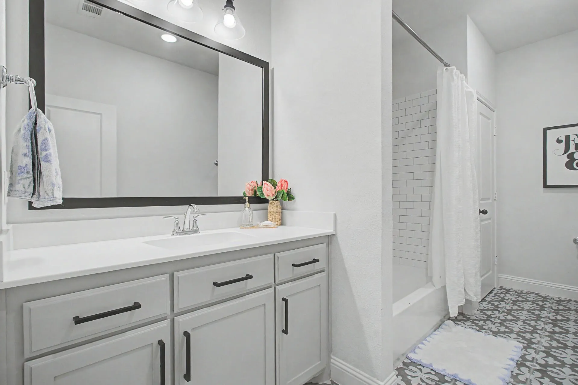 Single Family Residence For Sale in Denton County , 1401 Oliver Creek Lane, Justin, Texas 76247, 4 Bedroom, 3 Bathroom, 3 Garage spaces, 2,799 Sqft, built in 2019, mls#21300955, Real Estate Agent in Justin, Homes For Sale in Denton county, Homes For Sale in Justin, Realtor in Justin Texas, Real Estate Brokerage Independent Realty Texas, Luminita Cordes Realtor