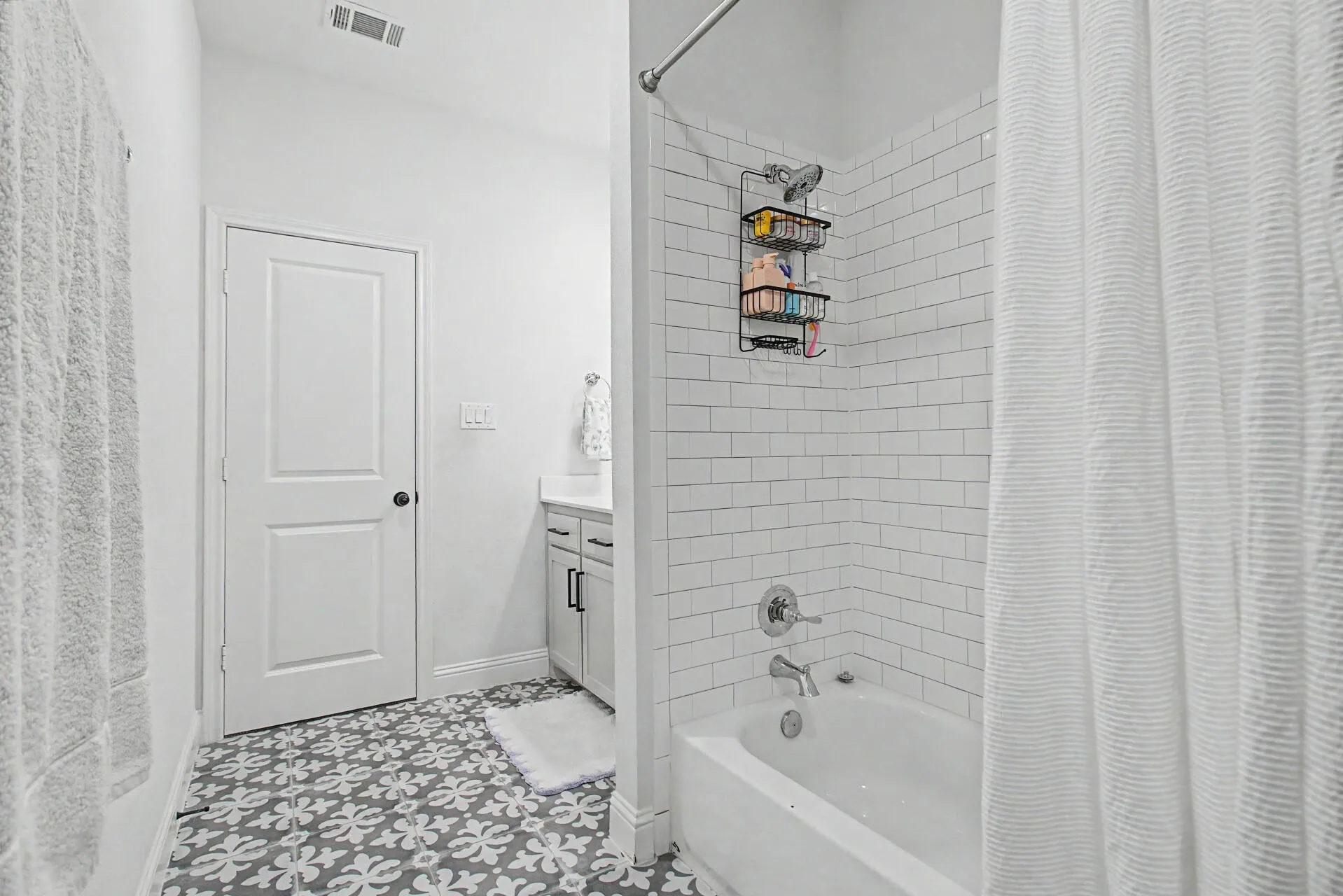 Single Family Residence For Sale in Denton County , 1401 Oliver Creek Lane, Justin, Texas 76247, 4 Bedroom, 3 Bathroom, 3 Garage spaces, 2,799 Sqft, built in 2019, mls#21300955, Real Estate Agent in Justin, Homes For Sale in Denton county, Homes For Sale in Justin, Realtor in Justin Texas, Real Estate Brokerage Independent Realty Texas, Luminita Cordes Realtor