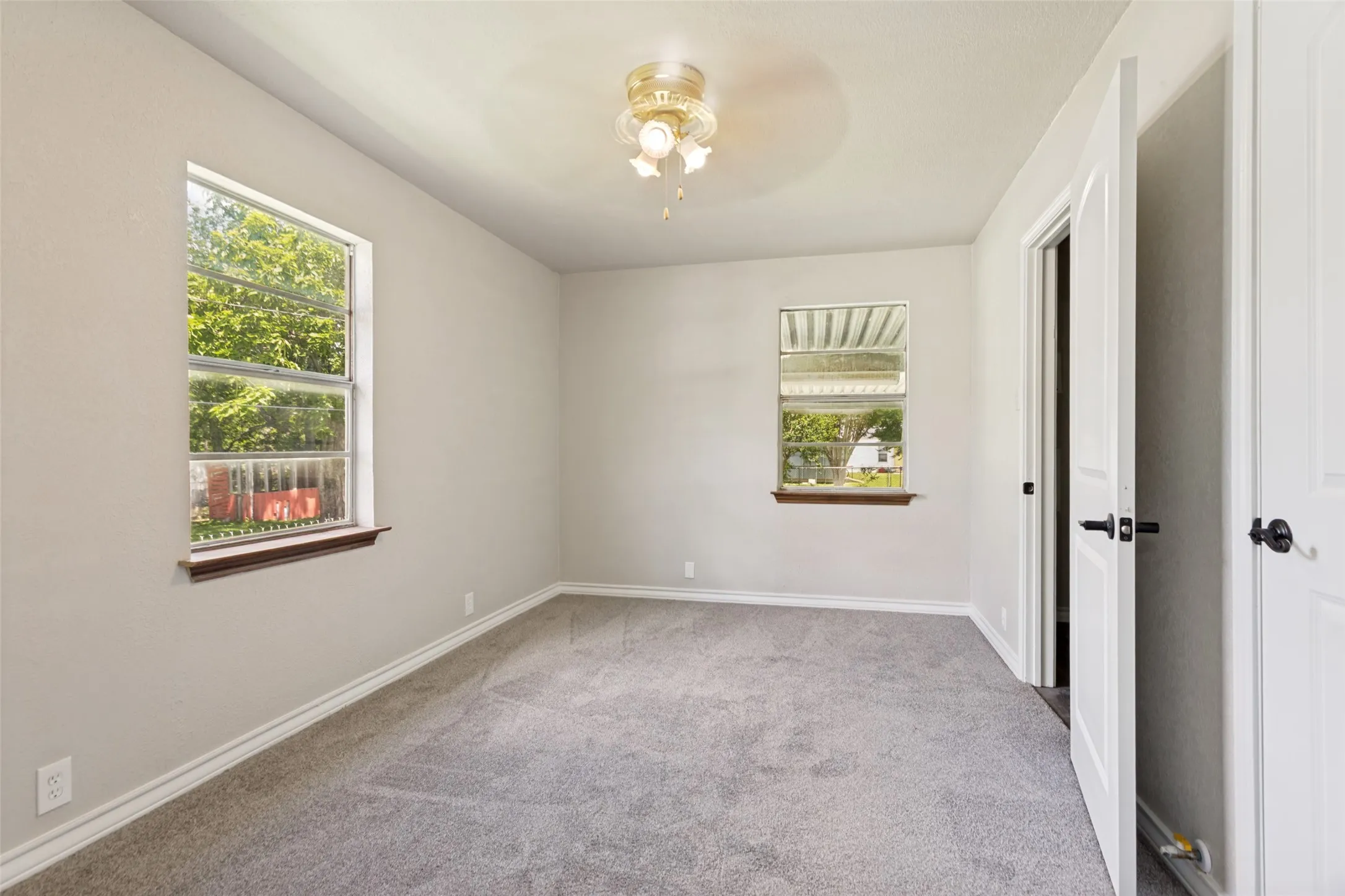 Single Family Residence For Sale in Johnson County , 417 Marengo Street, Cleburne, Texas 76033, 3 Bedroom, 2 Bathroom, 1 Garage spaces, 1,250 Sqft, built in 1950, mls#21299243, Real Estate Agent in Cleburne, Homes For Sale in Johnson county, Homes For Sale in Cleburne, Realtor in Cleburne Texas, Real Estate Brokerage Independent Realty Texas, Luminita Cordes Realtor