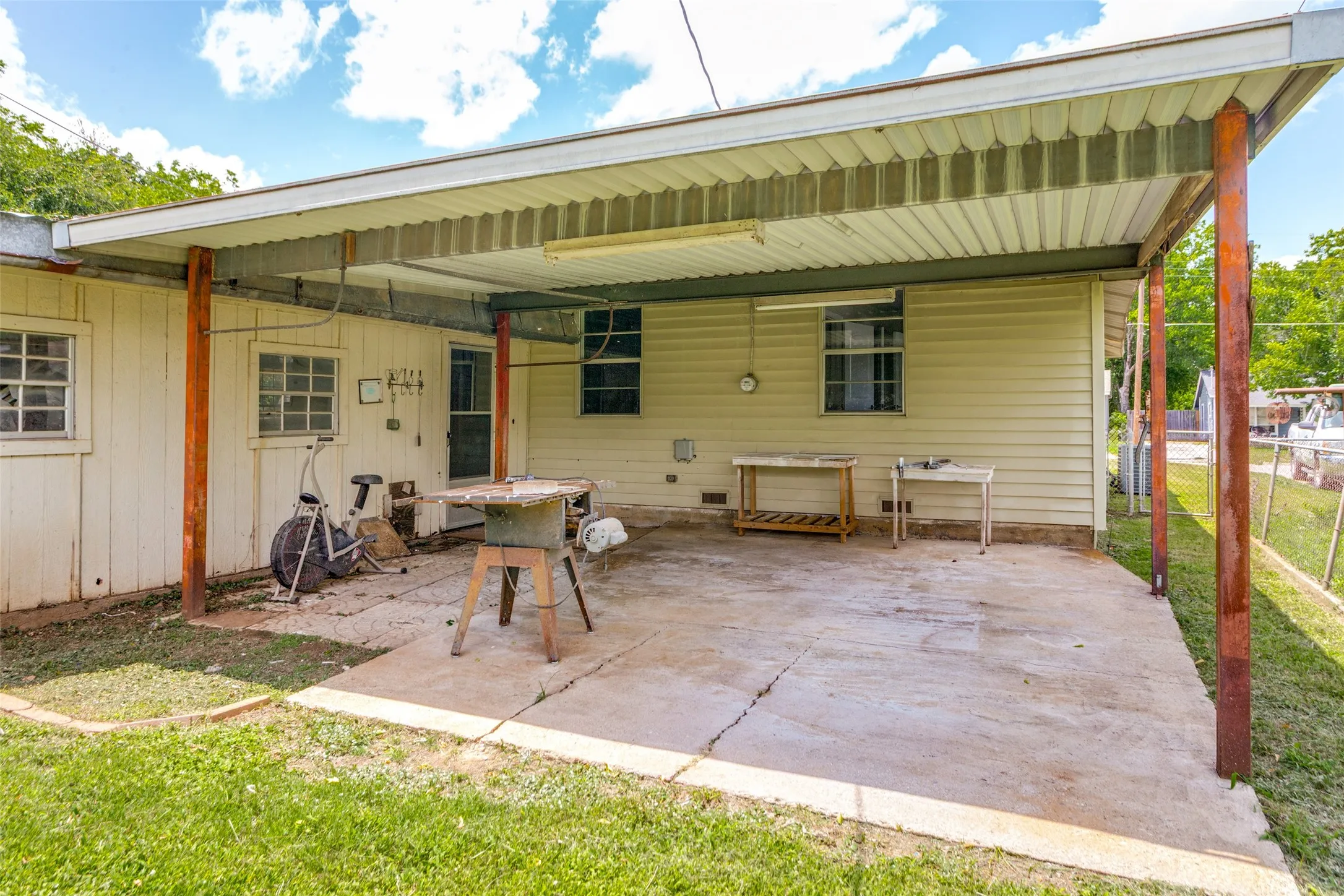 Single Family Residence For Sale in Johnson County , 417 Marengo Street, Cleburne, Texas 76033, 3 Bedroom, 2 Bathroom, 1 Garage spaces, 1,250 Sqft, built in 1950, mls#21299243, Real Estate Agent in Cleburne, Homes For Sale in Johnson county, Homes For Sale in Cleburne, Realtor in Cleburne Texas, Real Estate Brokerage Independent Realty Texas, Luminita Cordes Realtor