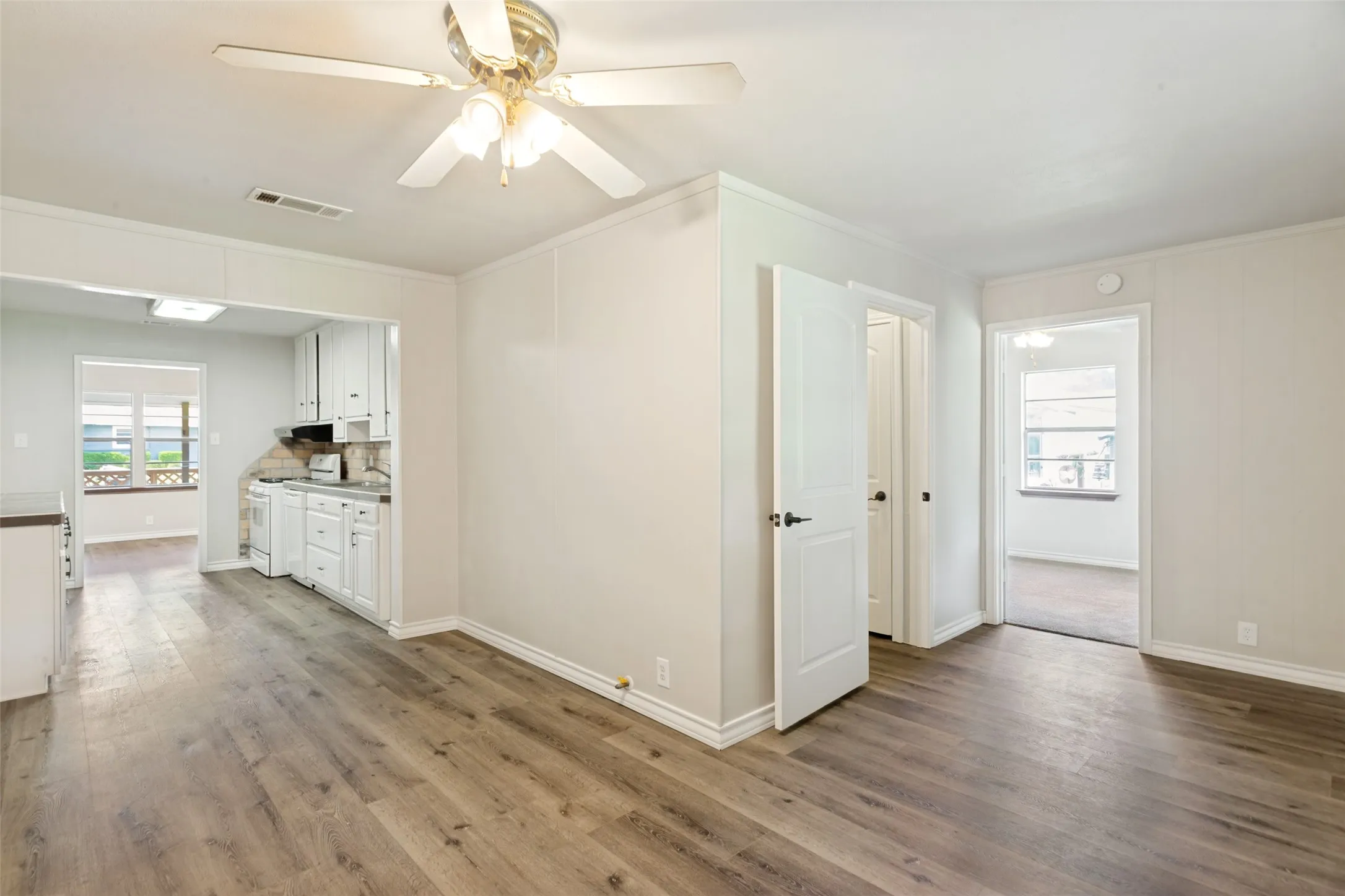 Single Family Residence For Sale in Johnson County , 417 Marengo Street, Cleburne, Texas 76033, 3 Bedroom, 2 Bathroom, 1 Garage spaces, 1,250 Sqft, built in 1950, mls#21299243, Real Estate Agent in Cleburne, Homes For Sale in Johnson county, Homes For Sale in Cleburne, Realtor in Cleburne Texas, Real Estate Brokerage Independent Realty Texas, Luminita Cordes Realtor