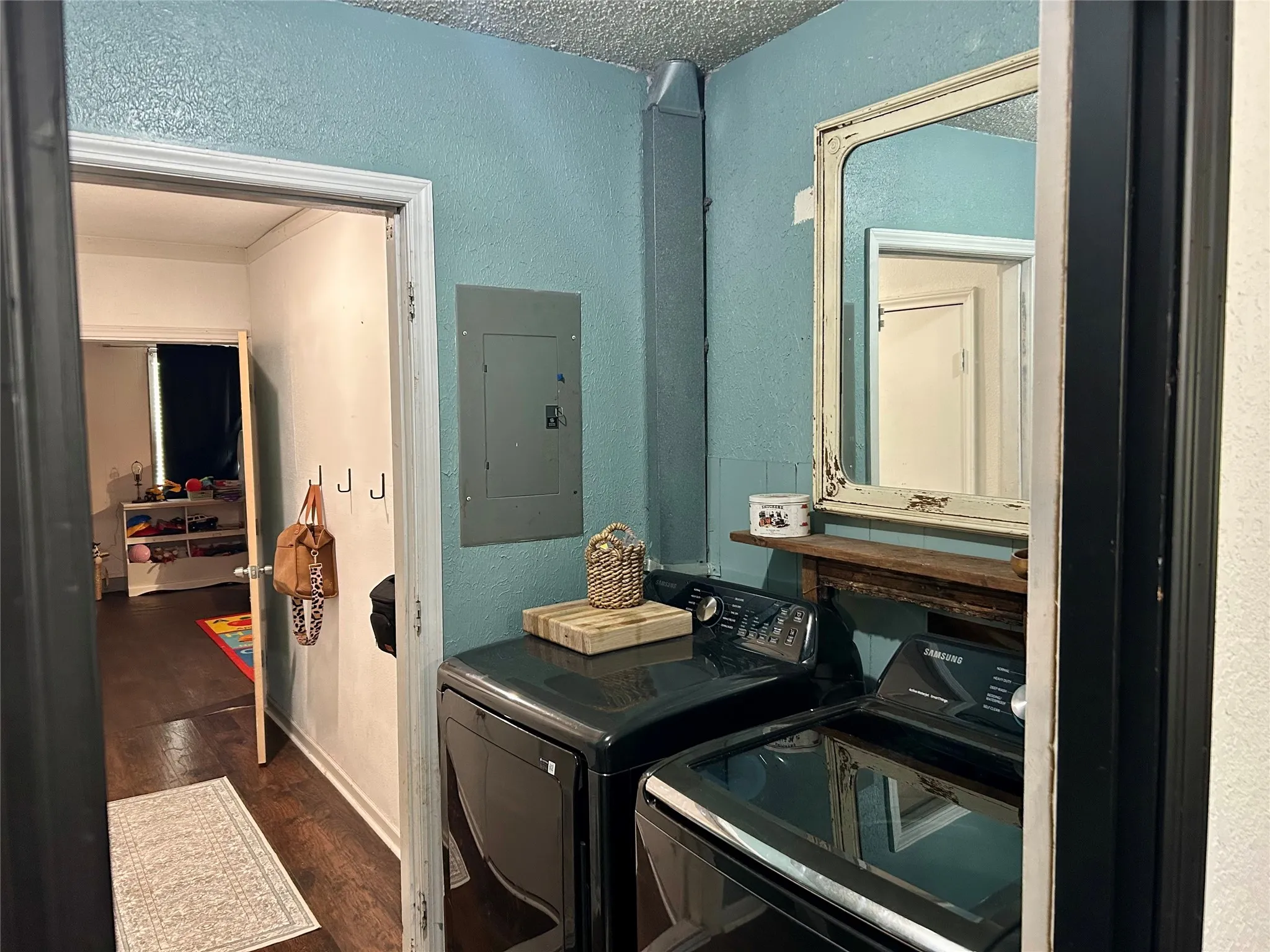 Single Family Residence For Sale in Mc Lennan County , 285 N Avenue B, Crawford, Texas 76638, 3 Bedroom, 2 Bathroom, Garage spaces, 2,099 Sqft, built in 1973, mls#21300848, Real Estate Agent in Crawford, Homes For Sale in Mc Lennan county, Homes For Sale in Crawford, Realtor in Crawford Texas, Real Estate Brokerage Independent Realty Texas, Luminita Cordes Realtor