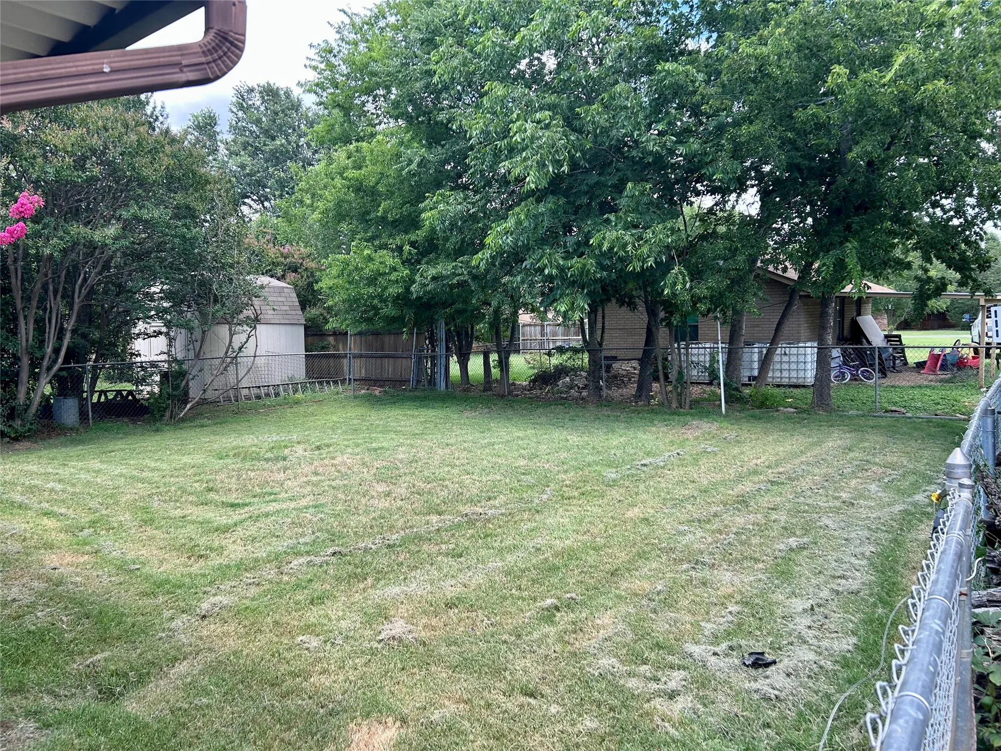 Single Family Residence For Sale in Mc Lennan County , 285 N Avenue B, Crawford, Texas 76638, 3 Bedroom, 2 Bathroom, Garage spaces, 2,099 Sqft, built in 1973, mls#21300848, Real Estate Agent in Crawford, Homes For Sale in Mc Lennan county, Homes For Sale in Crawford, Realtor in Crawford Texas, Real Estate Brokerage Independent Realty Texas, Luminita Cordes Realtor