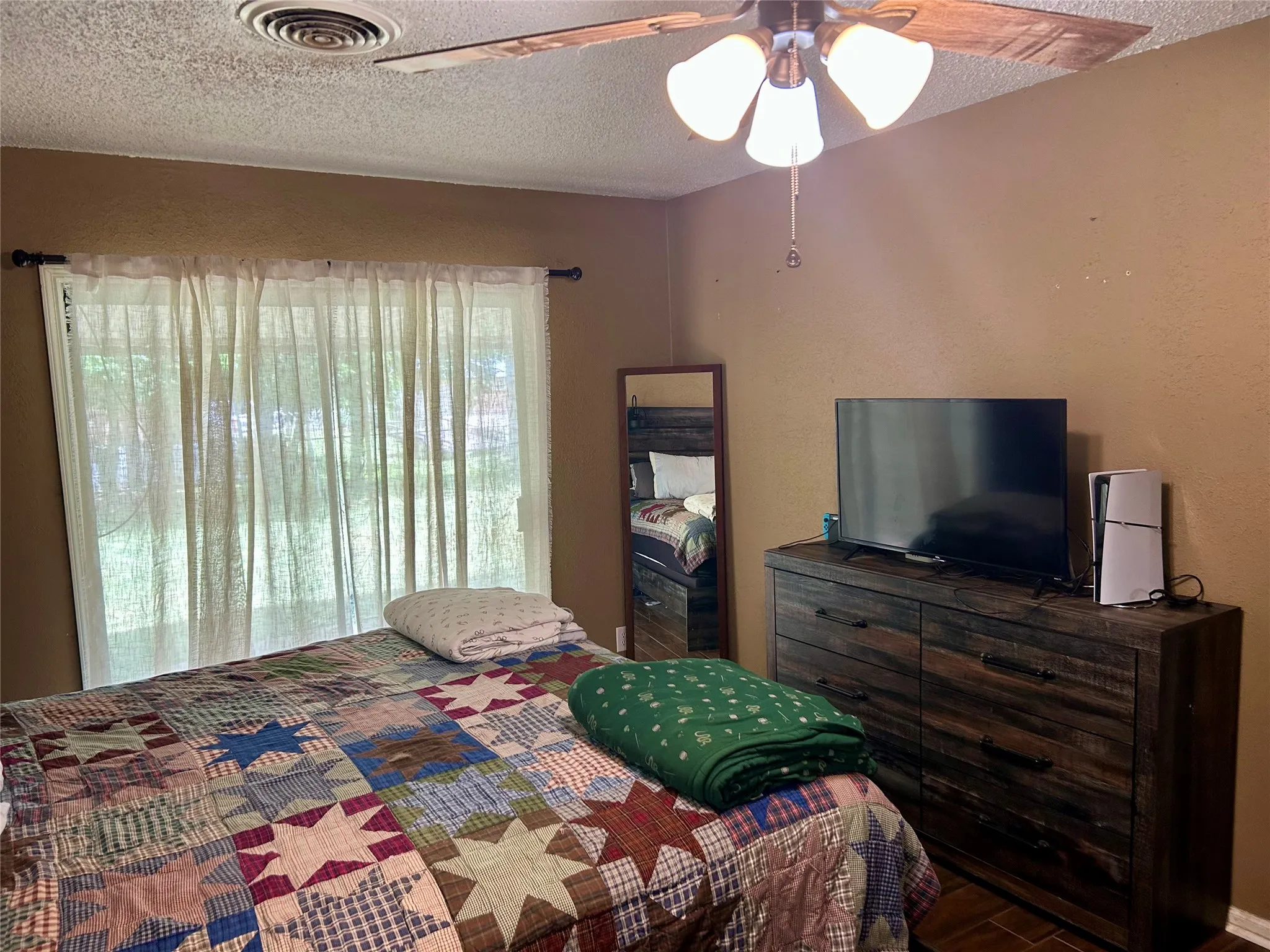 Single Family Residence For Sale in Mc Lennan County , 285 N Avenue B, Crawford, Texas 76638, 3 Bedroom, 2 Bathroom, Garage spaces, 2,099 Sqft, built in 1973, mls#21300848, Real Estate Agent in Crawford, Homes For Sale in Mc Lennan county, Homes For Sale in Crawford, Realtor in Crawford Texas, Real Estate Brokerage Independent Realty Texas, Luminita Cordes Realtor