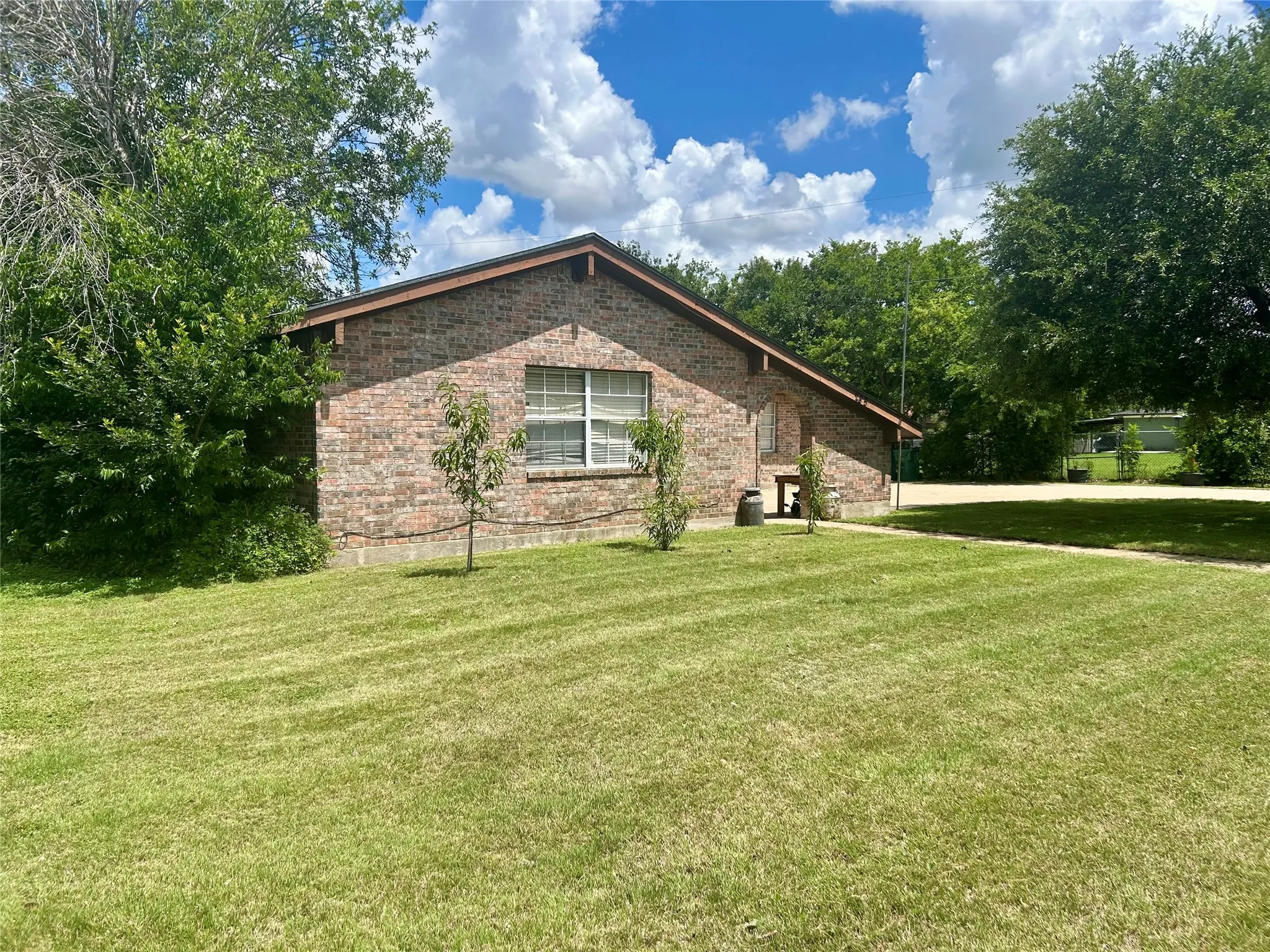 Single Family Residence For Sale in Mc Lennan County , 285 N Avenue B, Crawford, Texas 76638, 3 Bedroom, 2 Bathroom, Garage spaces, 2,099 Sqft, built in 1973, mls#21300848, Real Estate Agent in Crawford, Homes For Sale in Mc Lennan county, Homes For Sale in Crawford, Realtor in Crawford Texas, Real Estate Brokerage Independent Realty Texas, Luminita Cordes Realtor