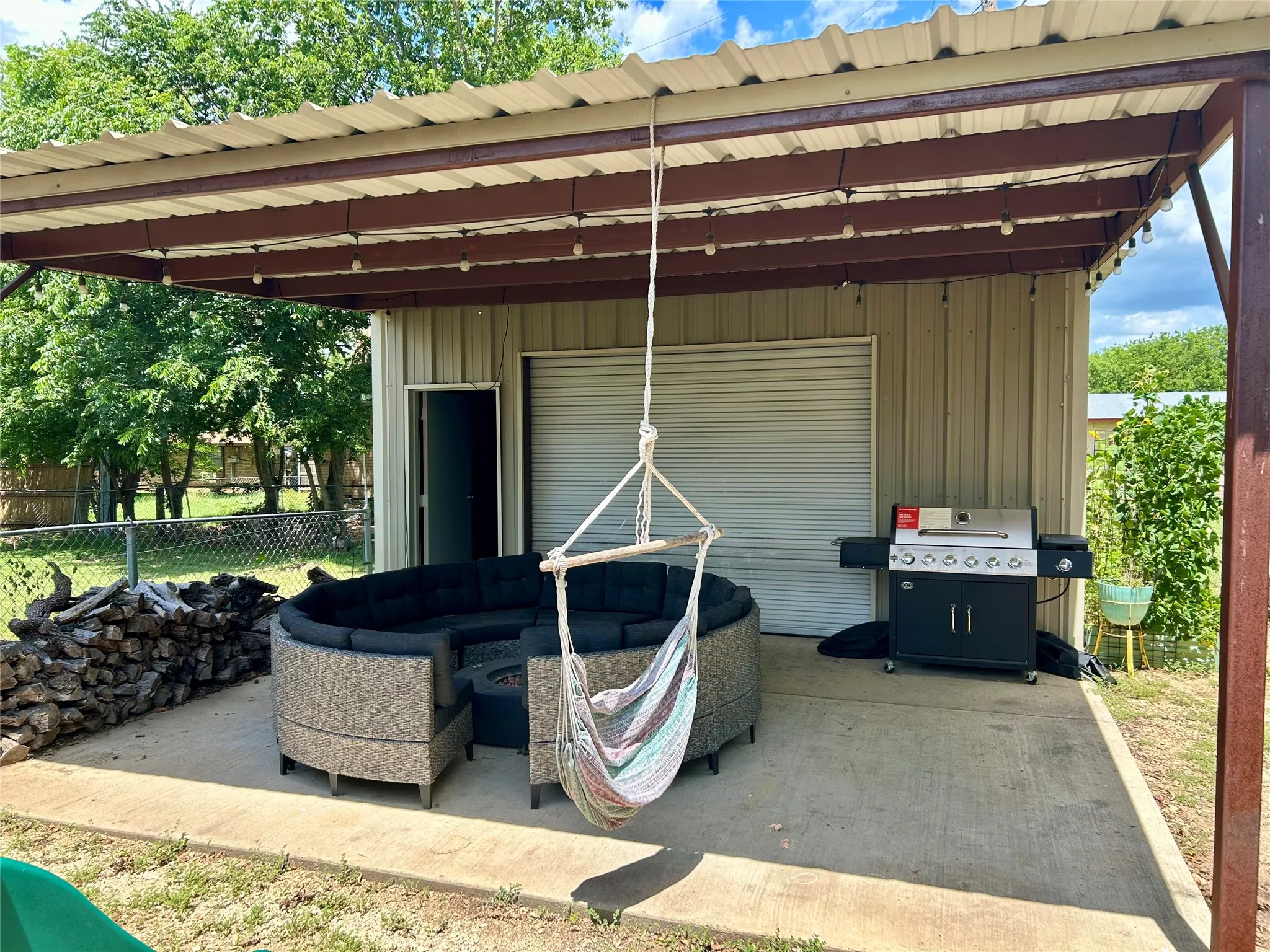 Single Family Residence For Sale in Mc Lennan County , 285 N Avenue B, Crawford, Texas 76638, 3 Bedroom, 2 Bathroom, Garage spaces, 2,099 Sqft, built in 1973, mls#21300848, Real Estate Agent in Crawford, Homes For Sale in Mc Lennan county, Homes For Sale in Crawford, Realtor in Crawford Texas, Real Estate Brokerage Independent Realty Texas, Luminita Cordes Realtor