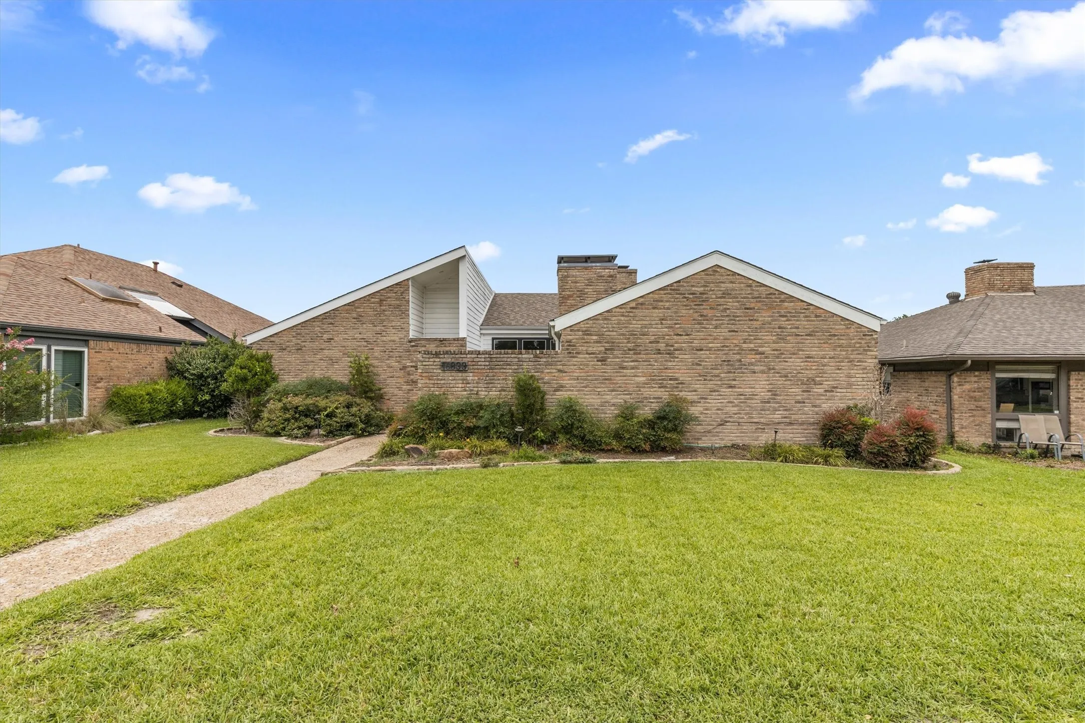 Single Family Residence For Sale in Dallas County , 16833 Davenport Court, Dallas, Texas 75248, 2 Bedroom, 2 Bathroom, 2 Garage spaces, 2,260 Sqft, built in 1978, mls#21300726, Real Estate Agent in Dallas, Homes For Sale in Dallas county, Homes For Sale in Dallas, Realtor in Dallas Texas, Real Estate Brokerage Independent Realty Texas, Luminita Cordes Realtor