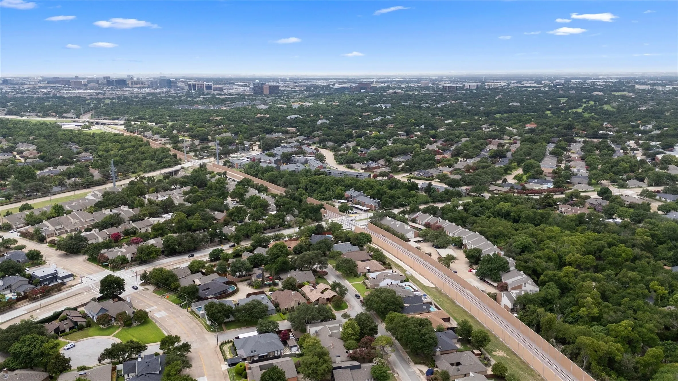 Single Family Residence For Sale in Dallas County , 16833 Davenport Court, Dallas, Texas 75248, 2 Bedroom, 2 Bathroom, 2 Garage spaces, 2,260 Sqft, built in 1978, mls#21300726, Real Estate Agent in Dallas, Homes For Sale in Dallas county, Homes For Sale in Dallas, Realtor in Dallas Texas, Real Estate Brokerage Independent Realty Texas, Luminita Cordes Realtor