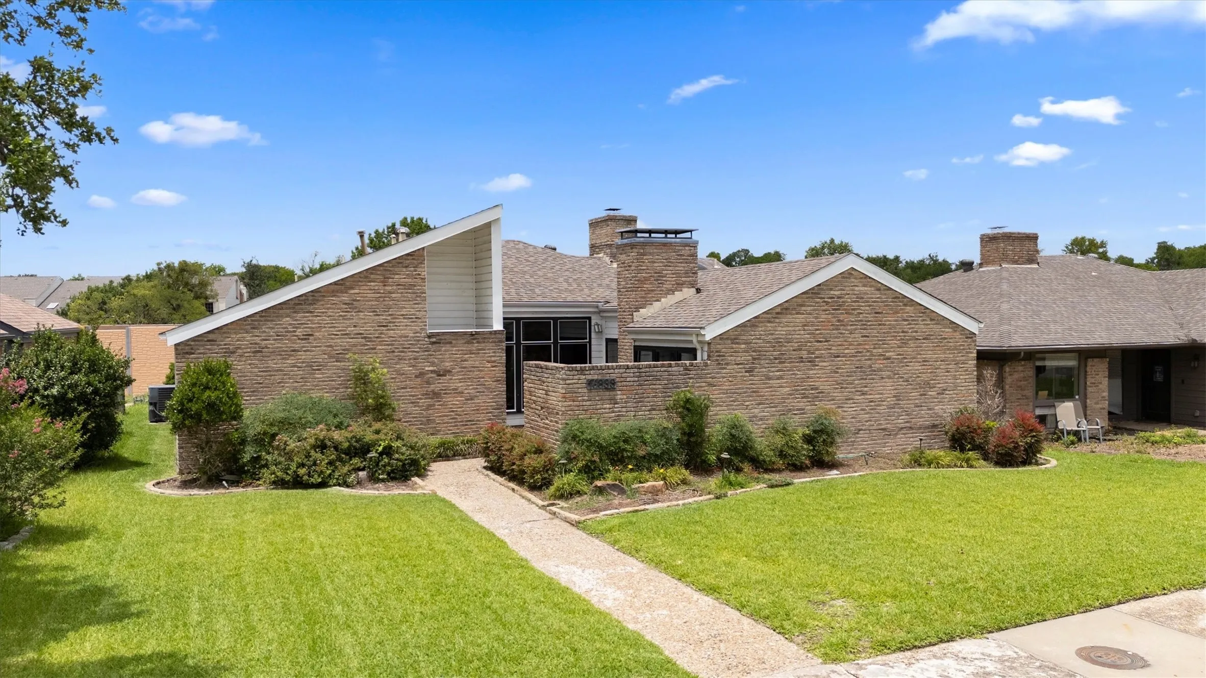 Single Family Residence For Sale in Dallas County , 16833 Davenport Court, Dallas, Texas 75248, 2 Bedroom, 2 Bathroom, 2 Garage spaces, 2,260 Sqft, built in 1978, mls#21300726, Real Estate Agent in Dallas, Homes For Sale in Dallas county, Homes For Sale in Dallas, Realtor in Dallas Texas, Real Estate Brokerage Independent Realty Texas, Luminita Cordes Realtor