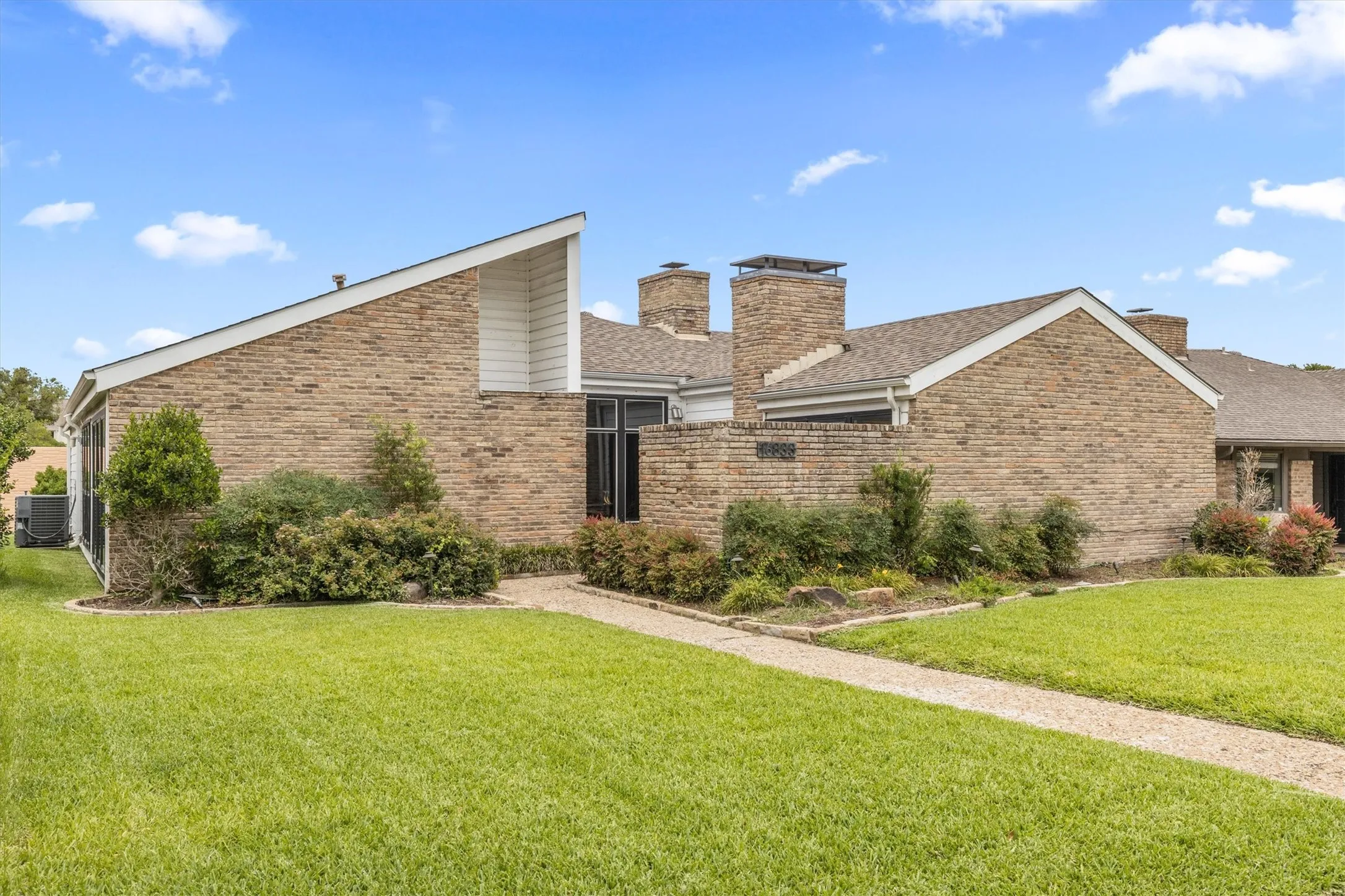 Single Family Residence For Sale in Dallas County , 16833 Davenport Court, Dallas, Texas 75248, 2 Bedroom, 2 Bathroom, 2 Garage spaces, 2,260 Sqft, built in 1978, mls#21300726, Real Estate Agent in Dallas, Homes For Sale in Dallas county, Homes For Sale in Dallas, Realtor in Dallas Texas, Real Estate Brokerage Independent Realty Texas, Luminita Cordes Realtor