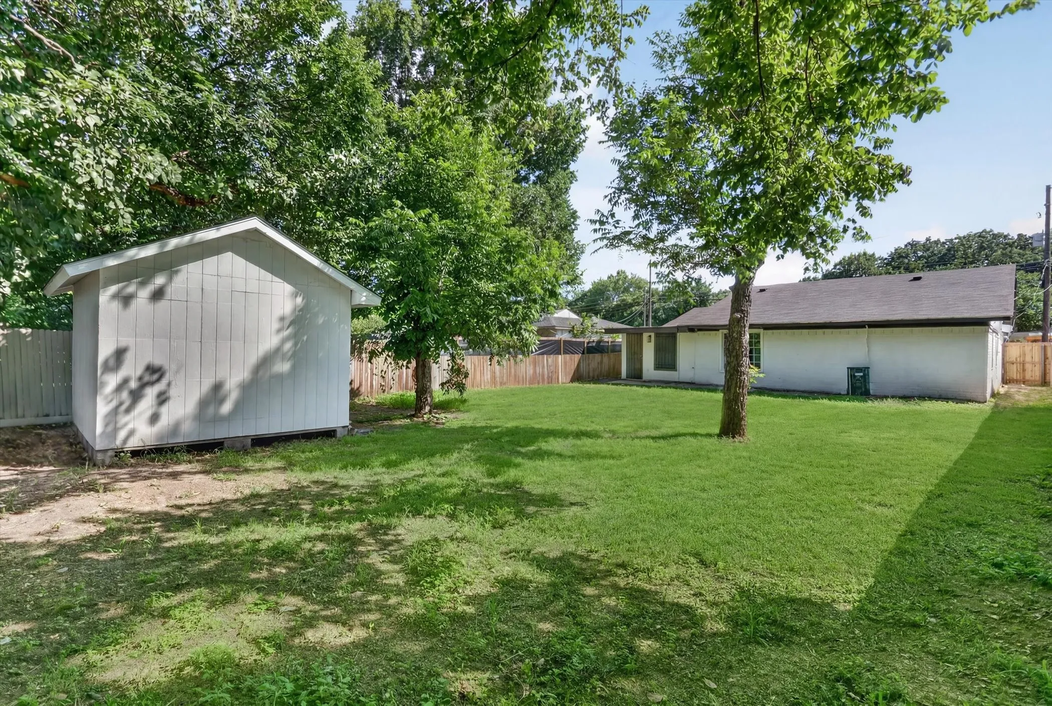 Single Family Residence For Sale in Dallas County , 12415 Kleberg Road, Dallas, Texas 75253, 3 Bedroom, 2 Bathroom, Garage spaces, 1,352 Sqft, built in 1973, mls#21300155, Real Estate Agent in Dallas, Homes For Sale in Dallas county, Homes For Sale in Dallas, Realtor in Dallas Texas, Real Estate Brokerage Independent Realty Texas, Luminita Cordes Realtor