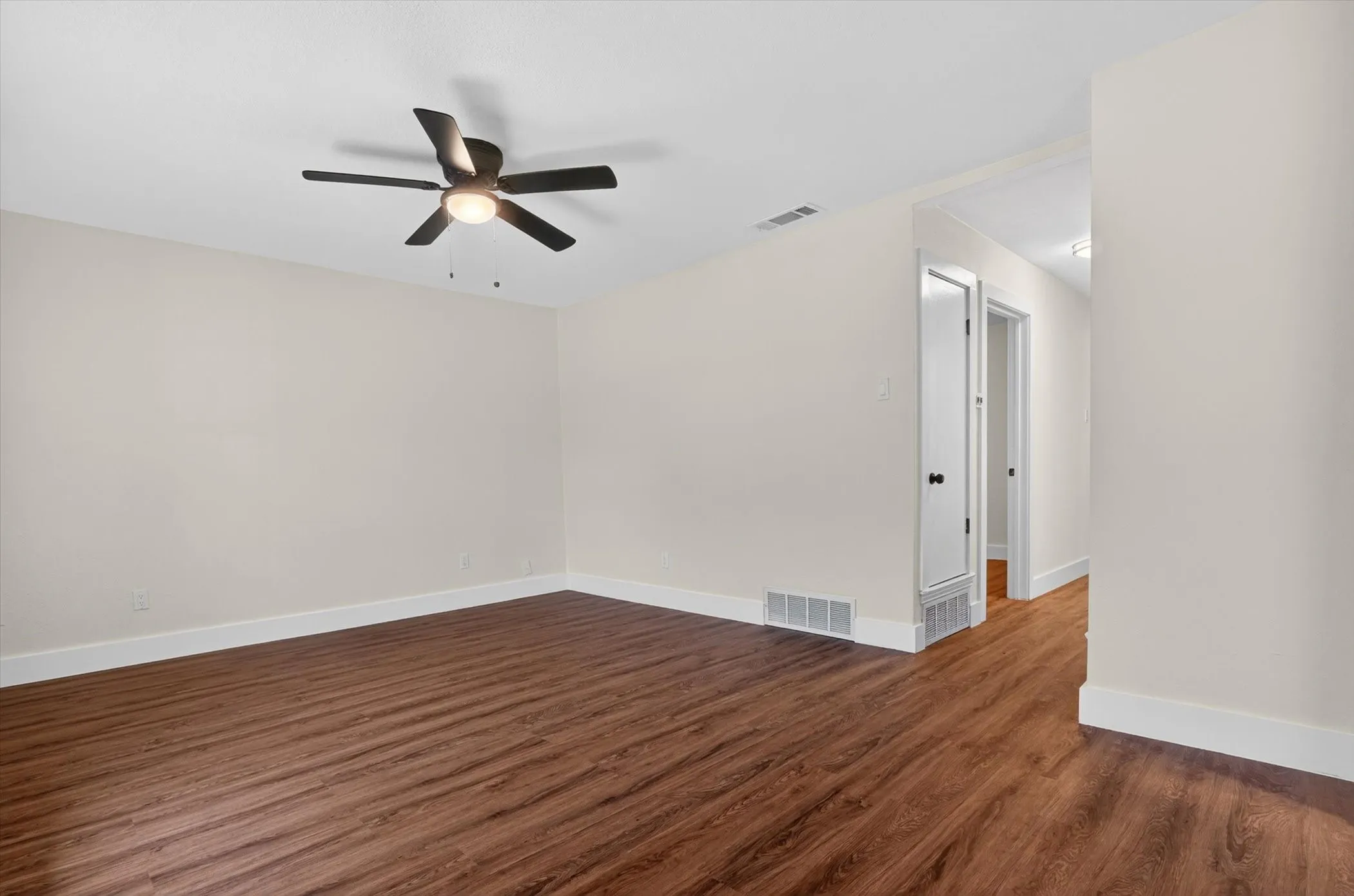Single Family Residence For Sale in Dallas County , 12415 Kleberg Road, Dallas, Texas 75253, 3 Bedroom, 2 Bathroom, Garage spaces, 1,352 Sqft, built in 1973, mls#21300155, Real Estate Agent in Dallas, Homes For Sale in Dallas county, Homes For Sale in Dallas, Realtor in Dallas Texas, Real Estate Brokerage Independent Realty Texas, Luminita Cordes Realtor