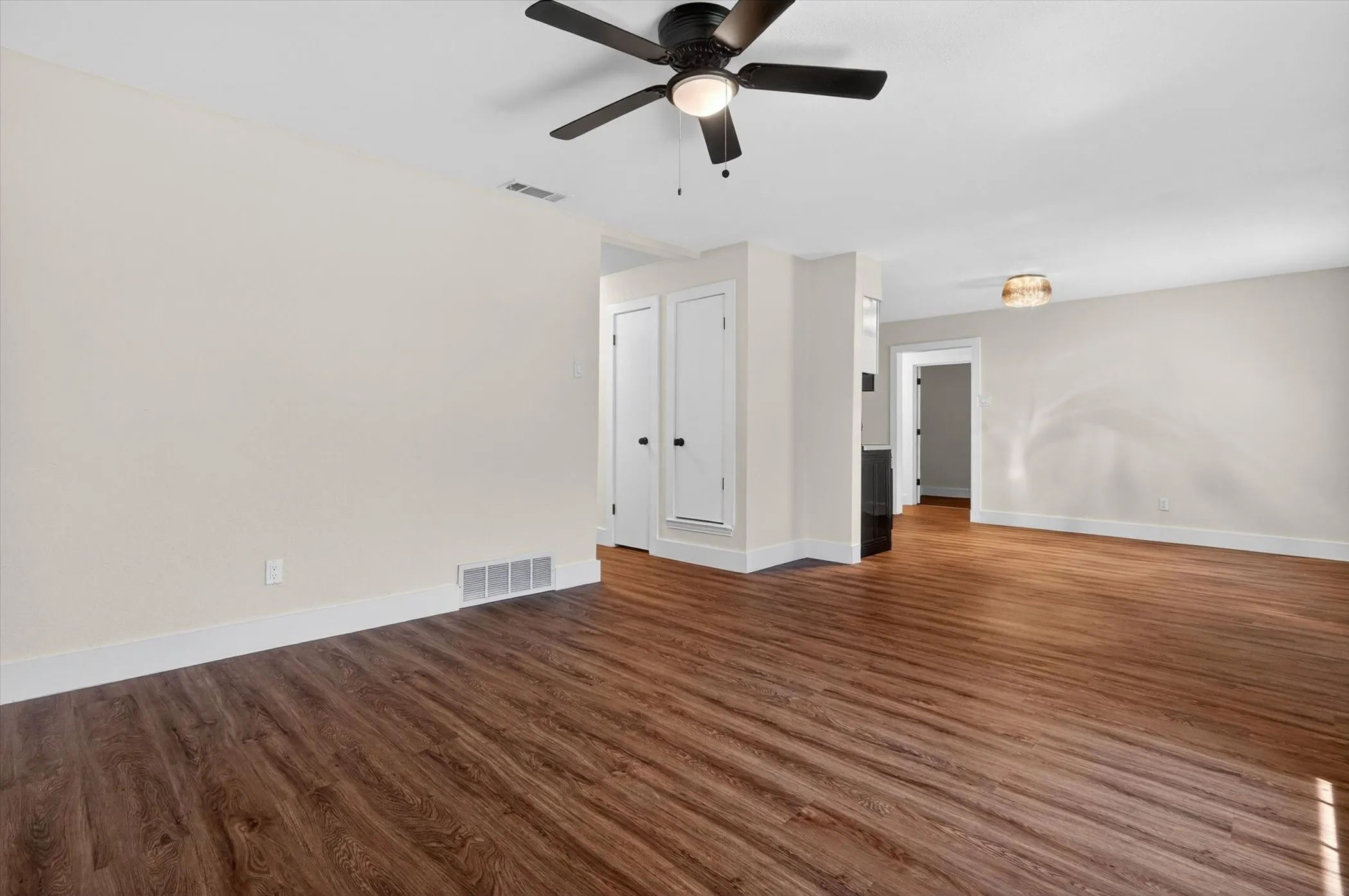 Single Family Residence For Sale in Dallas County , 12415 Kleberg Road, Dallas, Texas 75253, 3 Bedroom, 2 Bathroom, Garage spaces, 1,352 Sqft, built in 1973, mls#21300155, Real Estate Agent in Dallas, Homes For Sale in Dallas county, Homes For Sale in Dallas, Realtor in Dallas Texas, Real Estate Brokerage Independent Realty Texas, Luminita Cordes Realtor