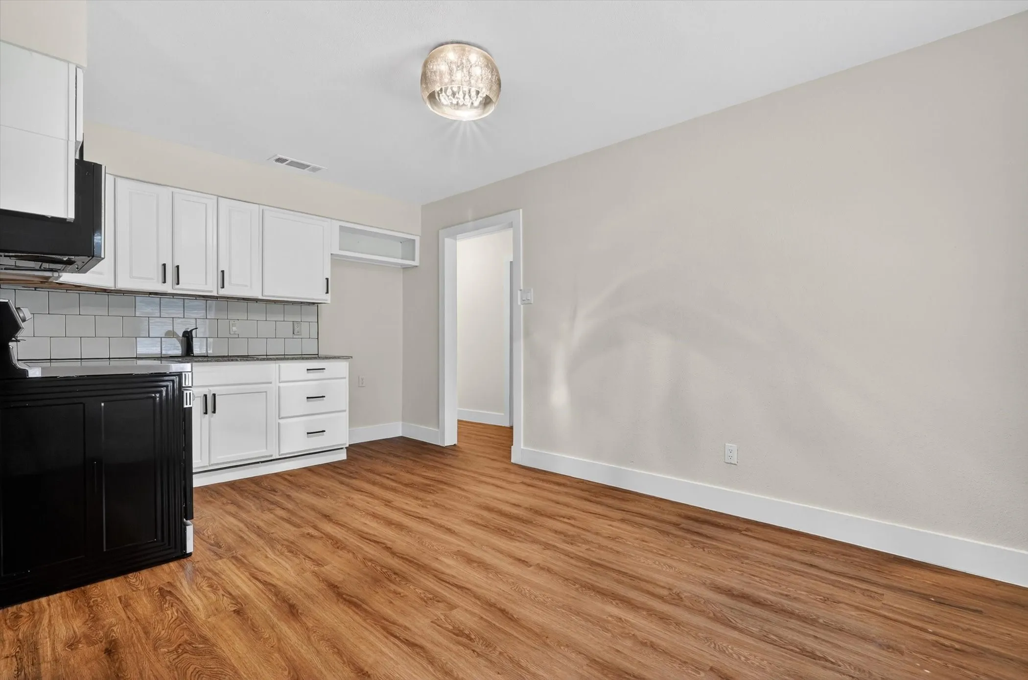 Single Family Residence For Sale in Dallas County , 12415 Kleberg Road, Dallas, Texas 75253, 3 Bedroom, 2 Bathroom, Garage spaces, 1,352 Sqft, built in 1973, mls#21300155, Real Estate Agent in Dallas, Homes For Sale in Dallas county, Homes For Sale in Dallas, Realtor in Dallas Texas, Real Estate Brokerage Independent Realty Texas, Luminita Cordes Realtor