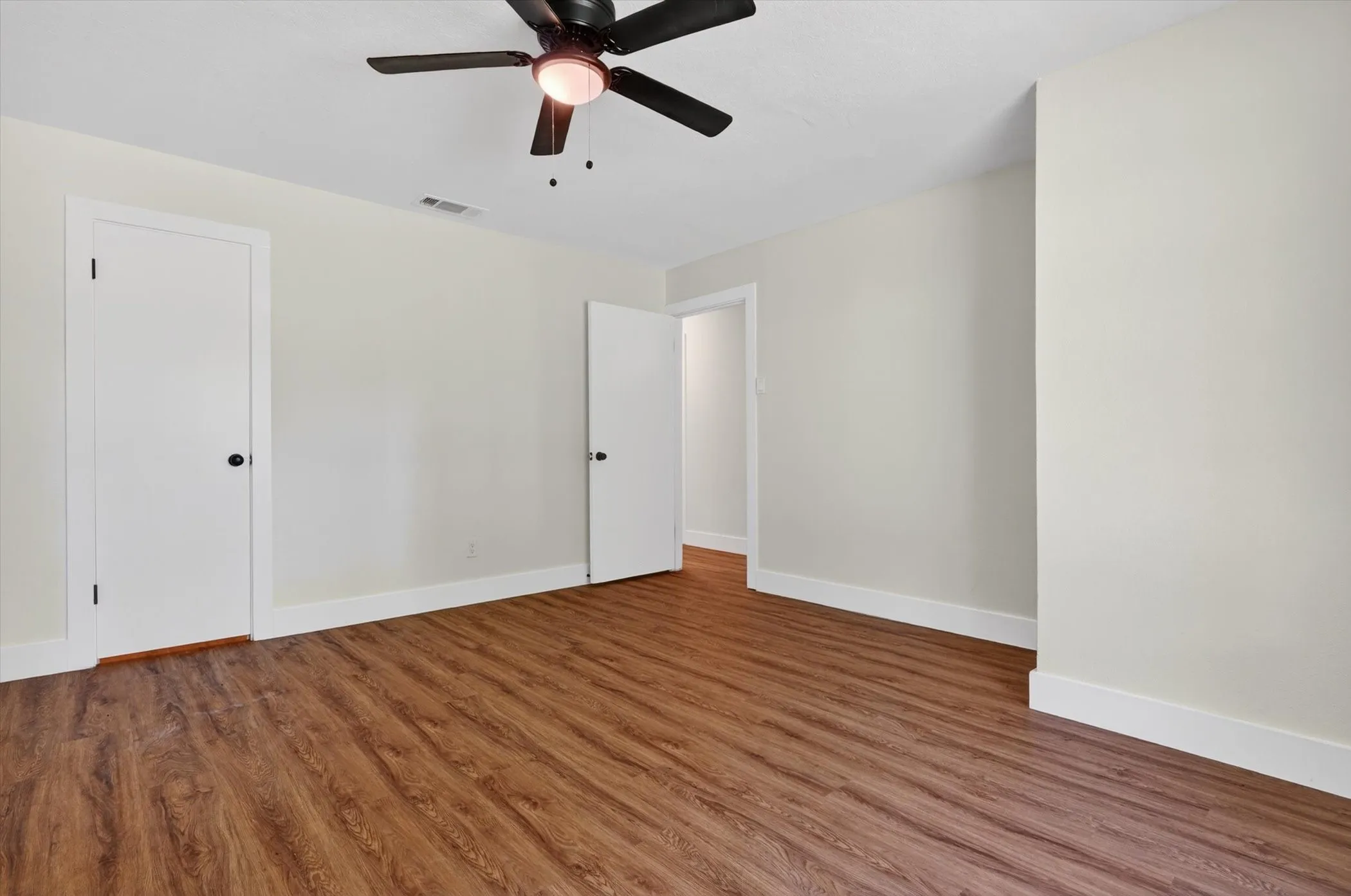 Single Family Residence For Sale in Dallas County , 12415 Kleberg Road, Dallas, Texas 75253, 3 Bedroom, 2 Bathroom, Garage spaces, 1,352 Sqft, built in 1973, mls#21300155, Real Estate Agent in Dallas, Homes For Sale in Dallas county, Homes For Sale in Dallas, Realtor in Dallas Texas, Real Estate Brokerage Independent Realty Texas, Luminita Cordes Realtor